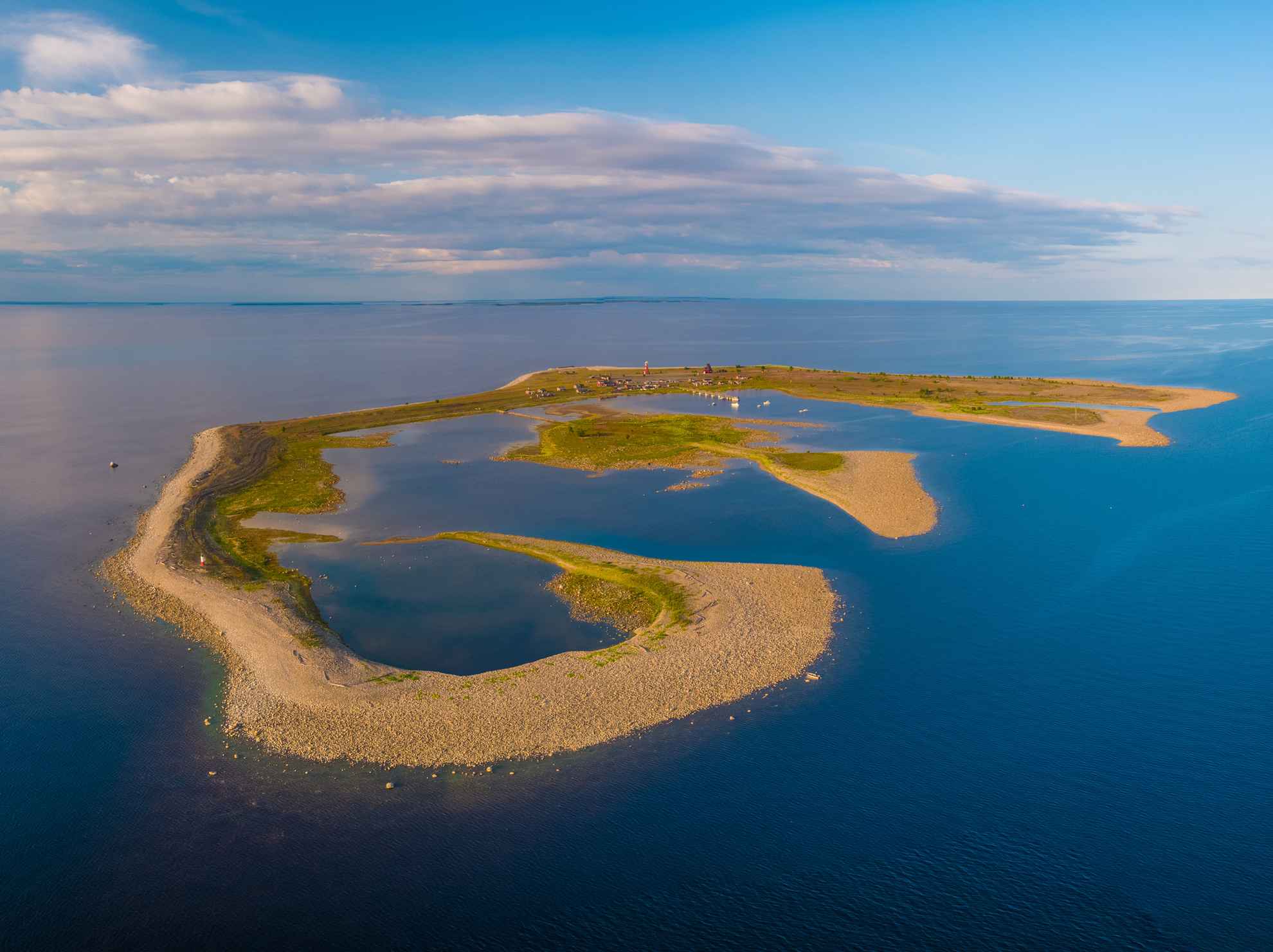 Een luchtfoto van het eiland Malören.