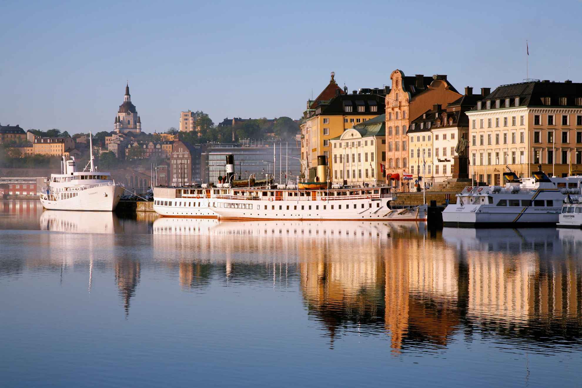 Zicht op de oude stad van Stockholm. Voor het eiland liggen boten aangemeerd.