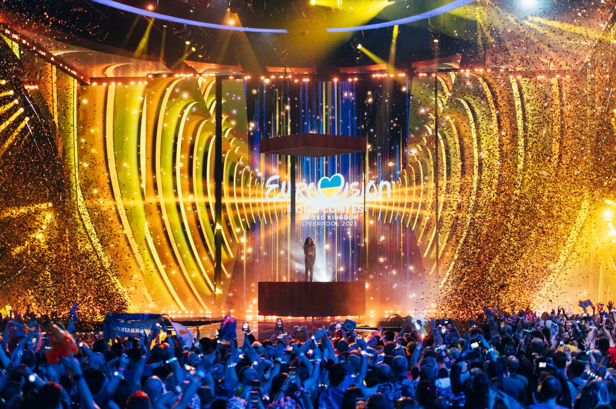 De Zweedse zangeres Loreen staat op het podium van het Eurovisie Songfestival met haar trofee na haar overwinning in 2023.
