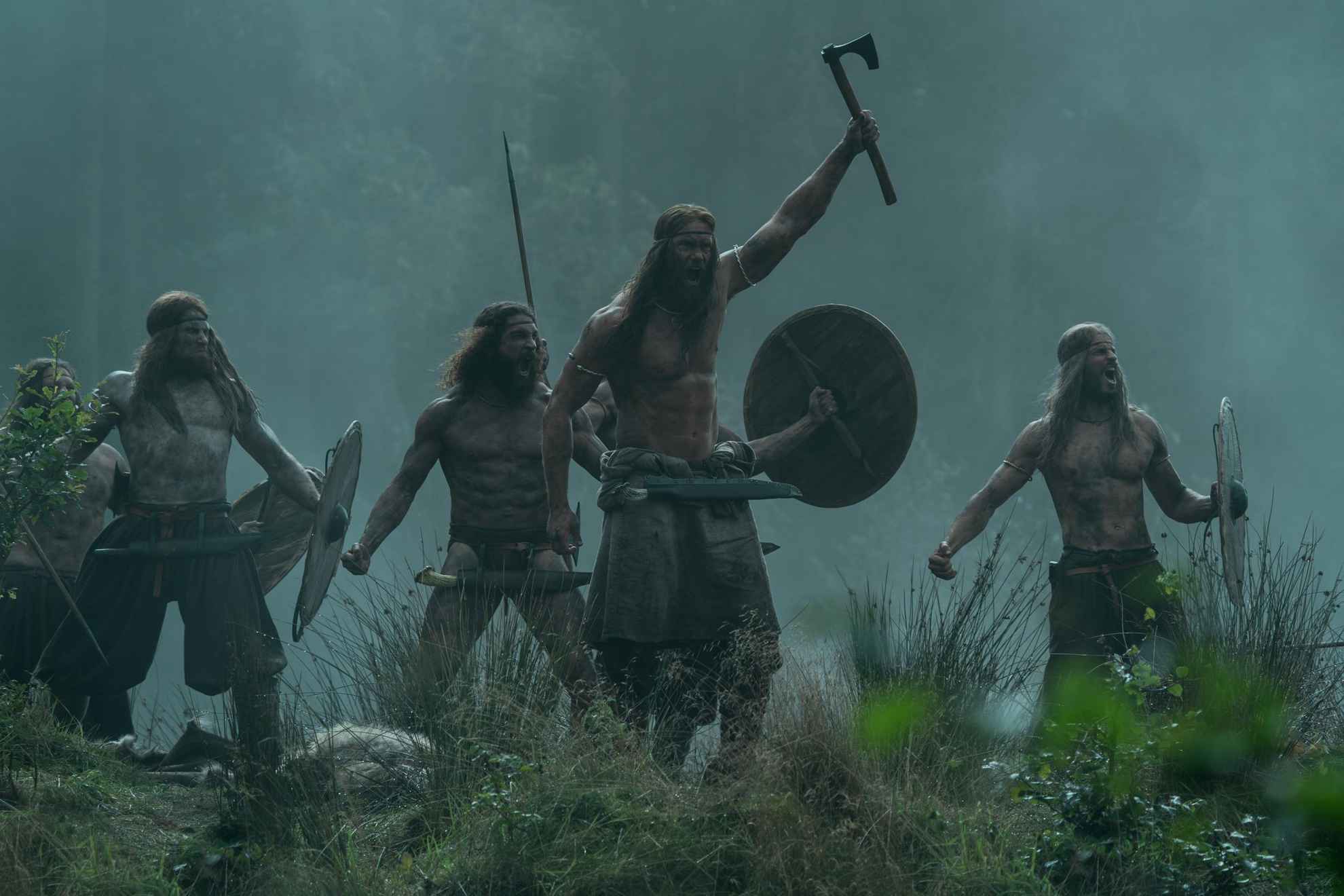 Vikingen bereiden zich voor op de strijd. Een afbeelding uit de film The Northman.