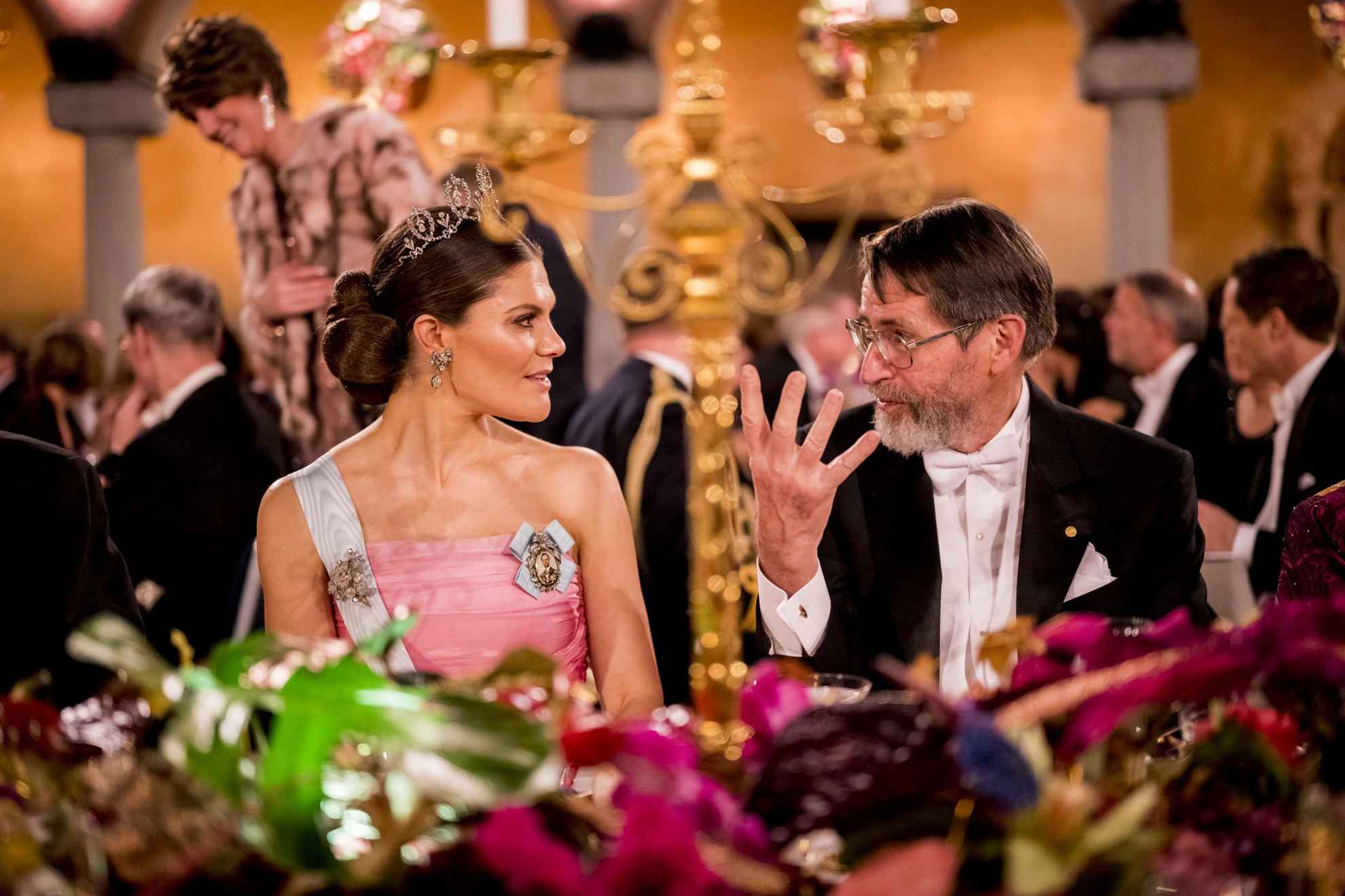Kroonprinses Victoria heeft een gesprek met de man die naast haar zit tijdens het Nobelbanket.