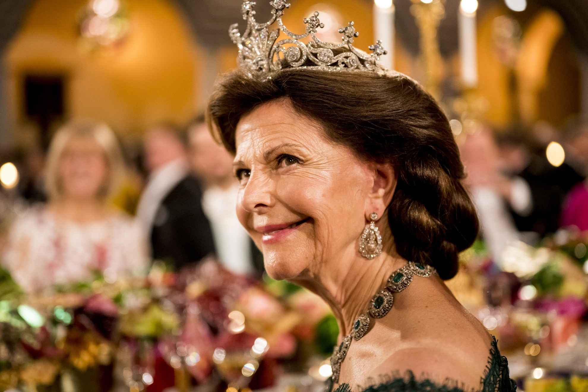 Een foto van Silvia, de koningin van Zweden, bij het Nobel-banket.