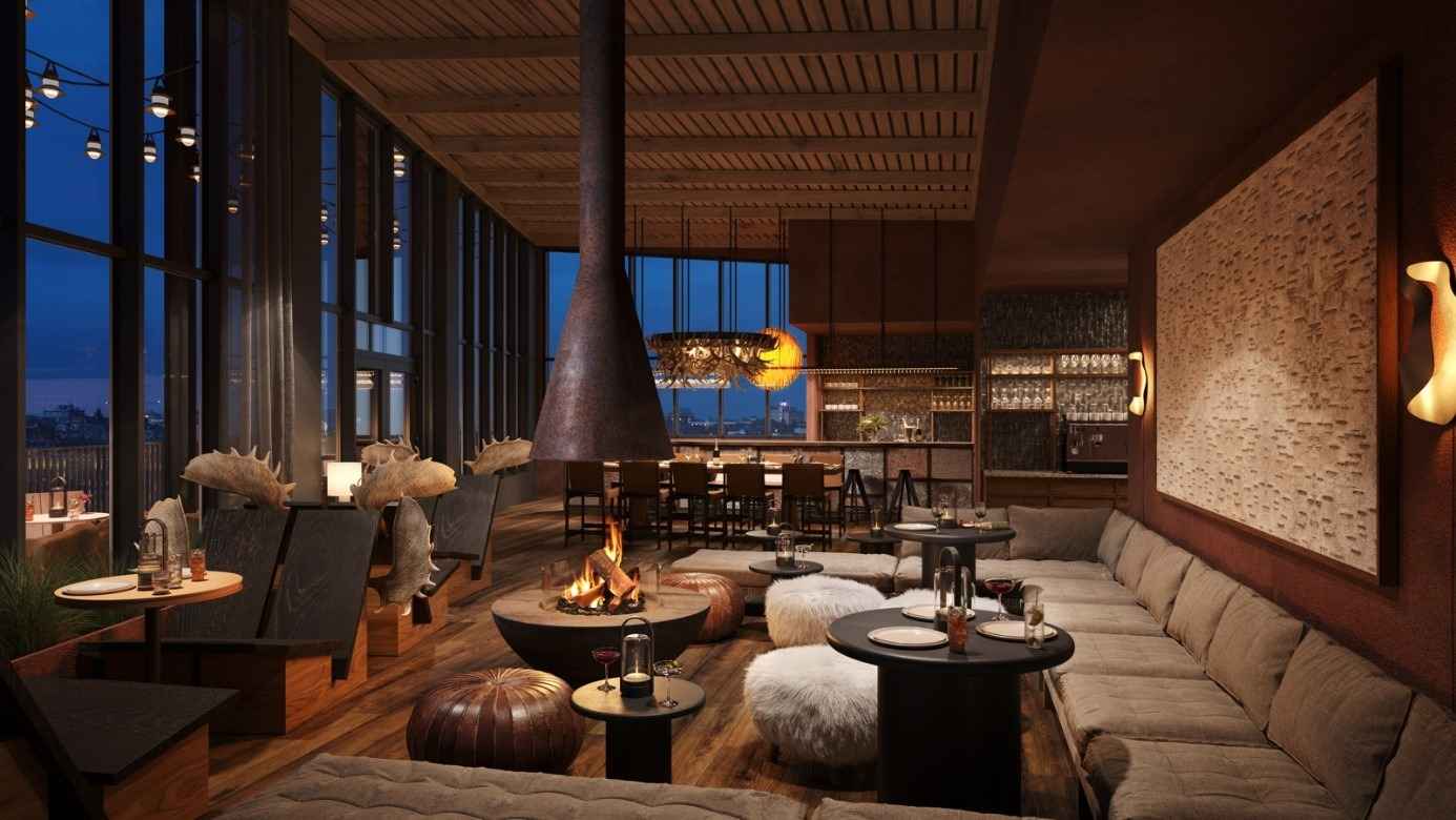 Gezellige lounge in het Elite Hotel Frost in Kiruna, met een open haard en banken, die 's avonds warm verlicht zijn.