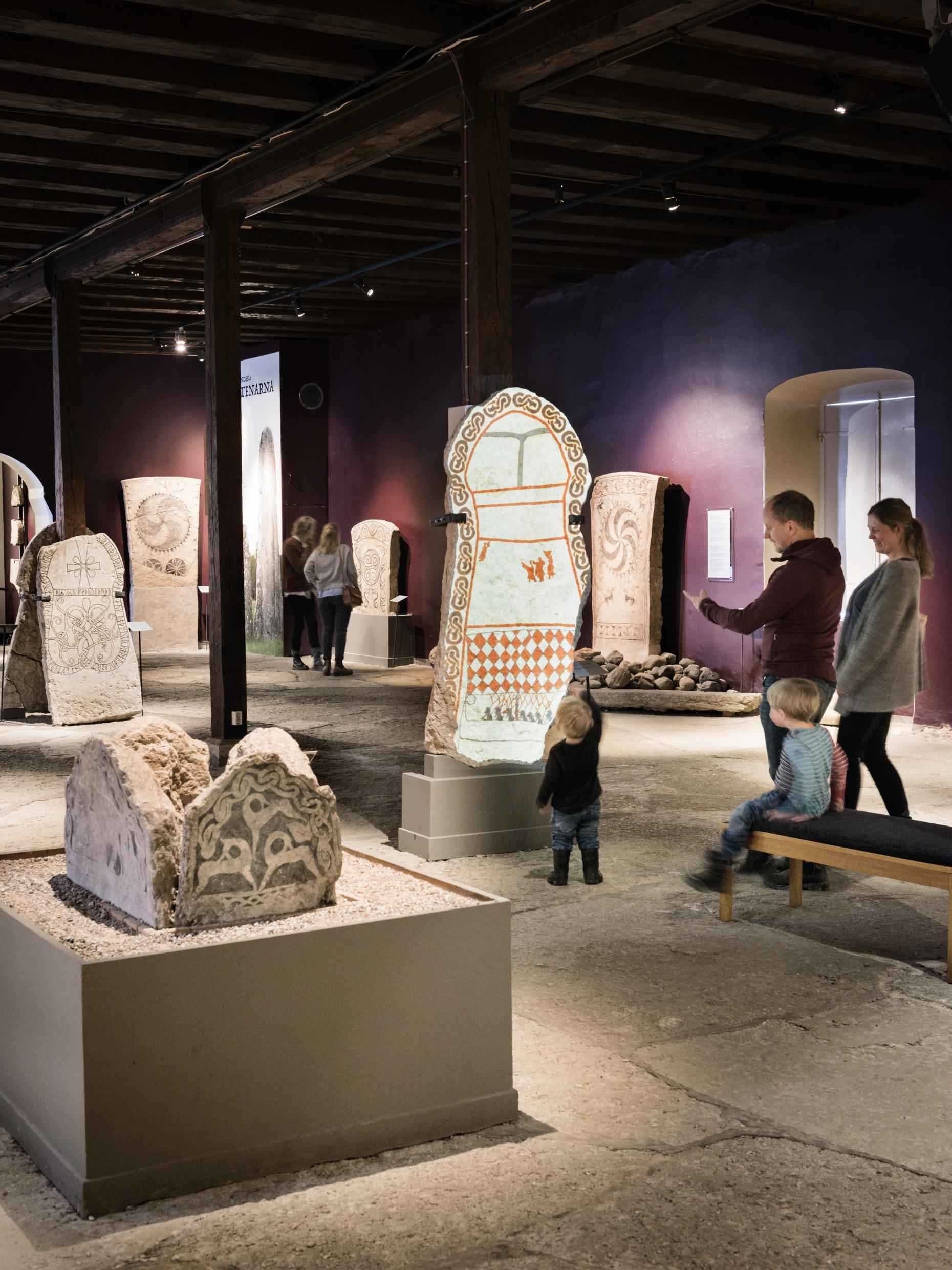 Een tentoonstellingsruimte in het Gotland Museum, gevuld met runenstenen.