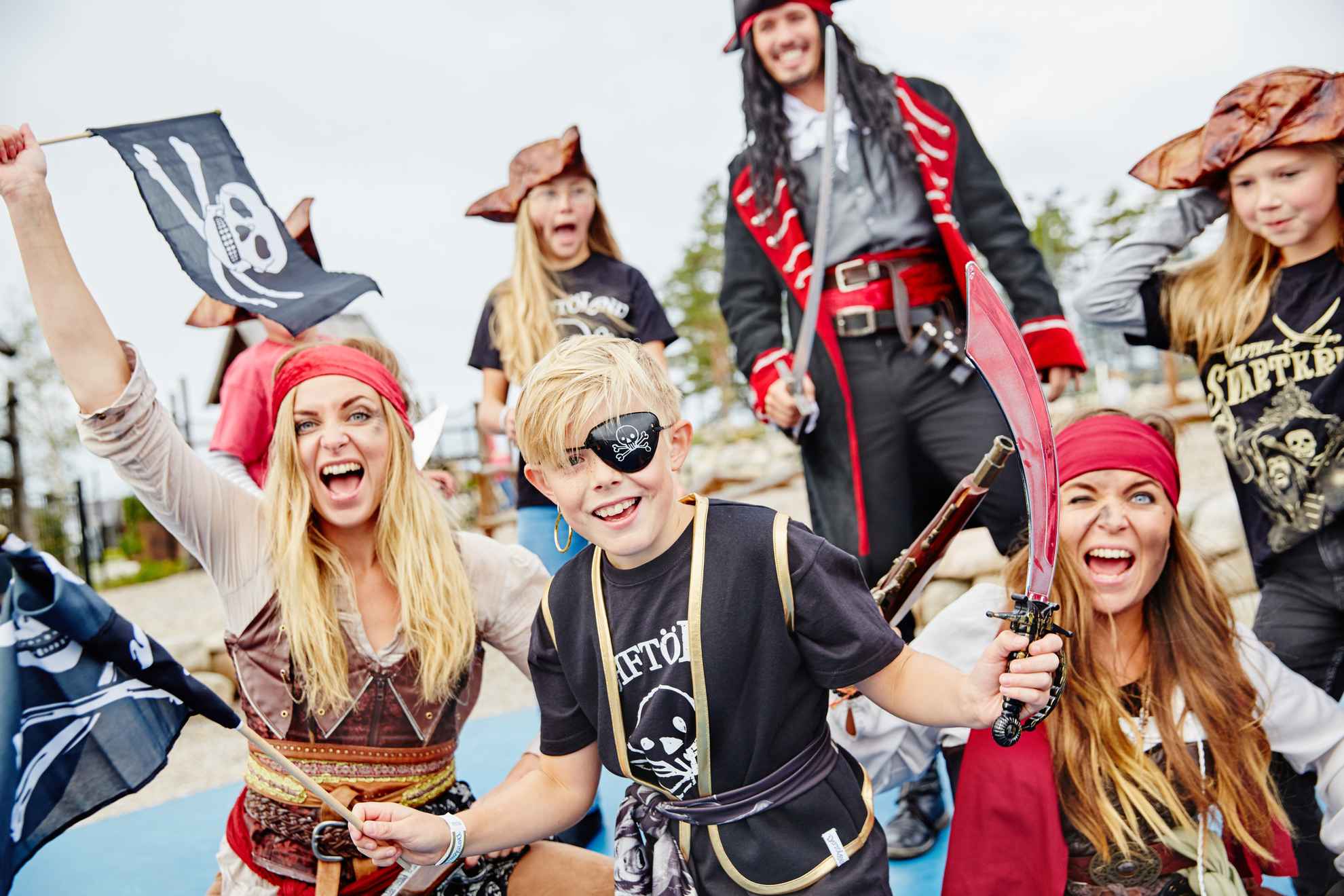 Kinderen en jongeren verkleed als piraten in Daftöland in Strömstad.