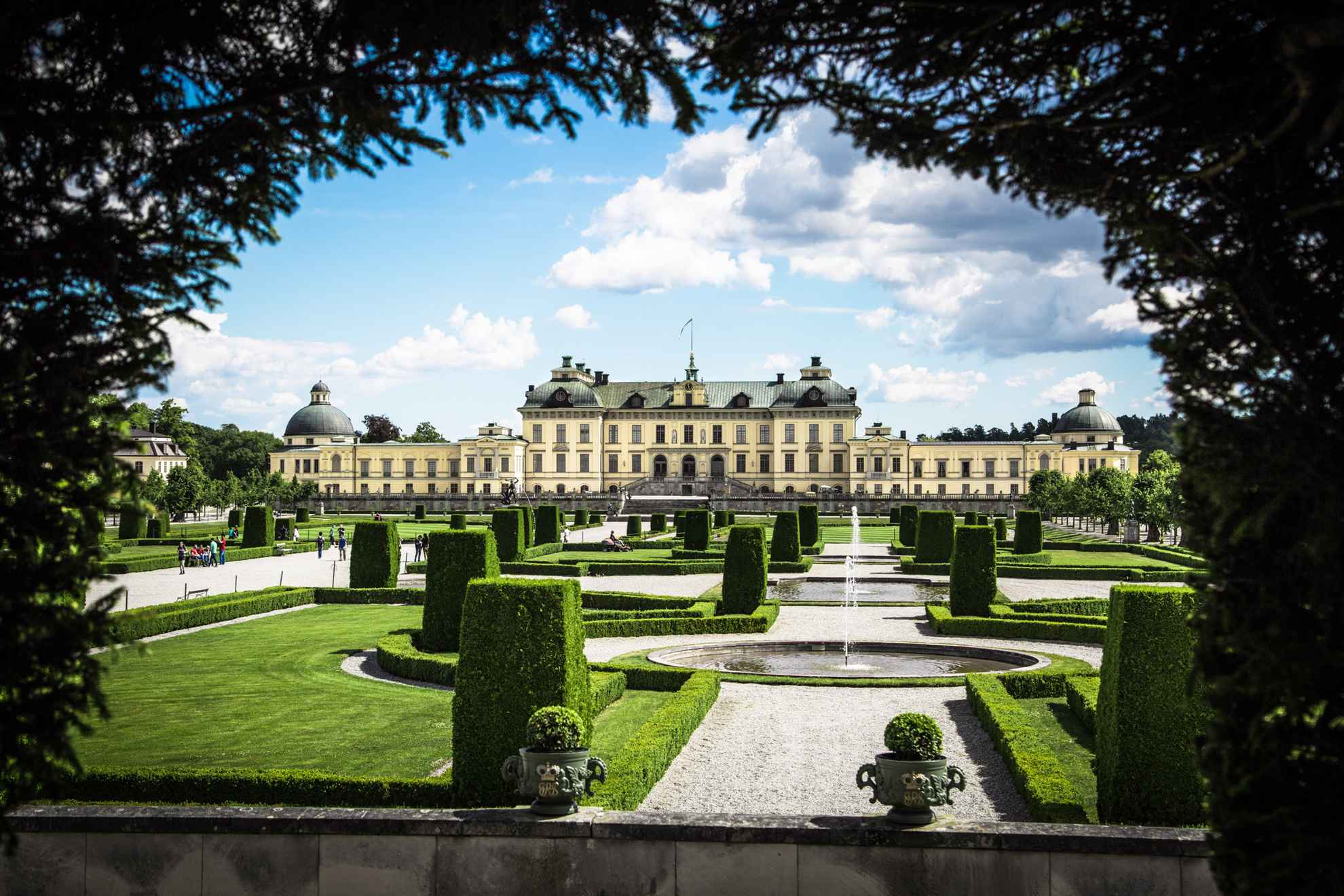 Paleis Drottningholm met zijn tuin in de zomer.