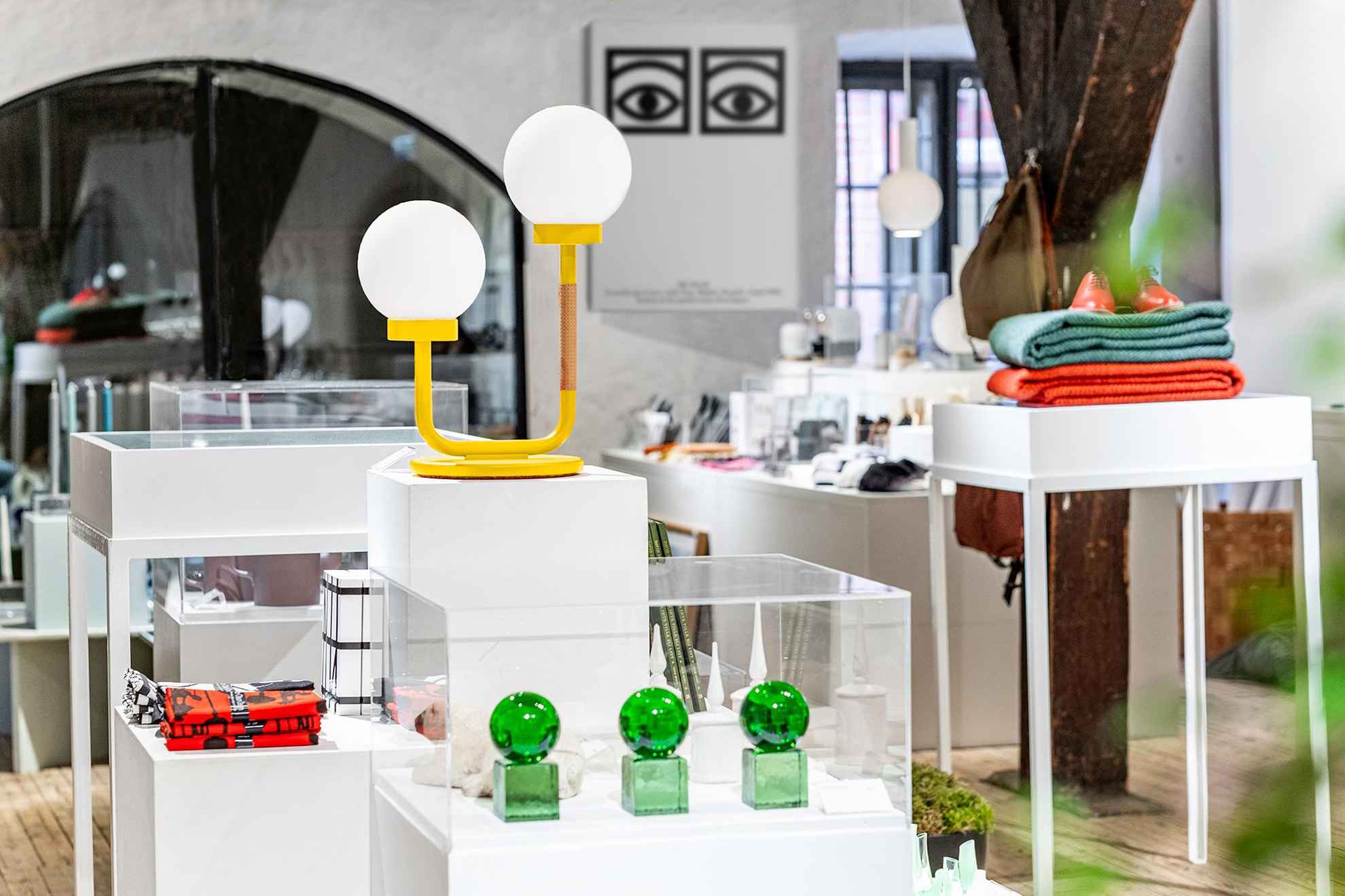 De winkel van Form/Design center. Er zijn volop designobjecten te zien, zoals lampen, glaskunst en andere voorwerpen.