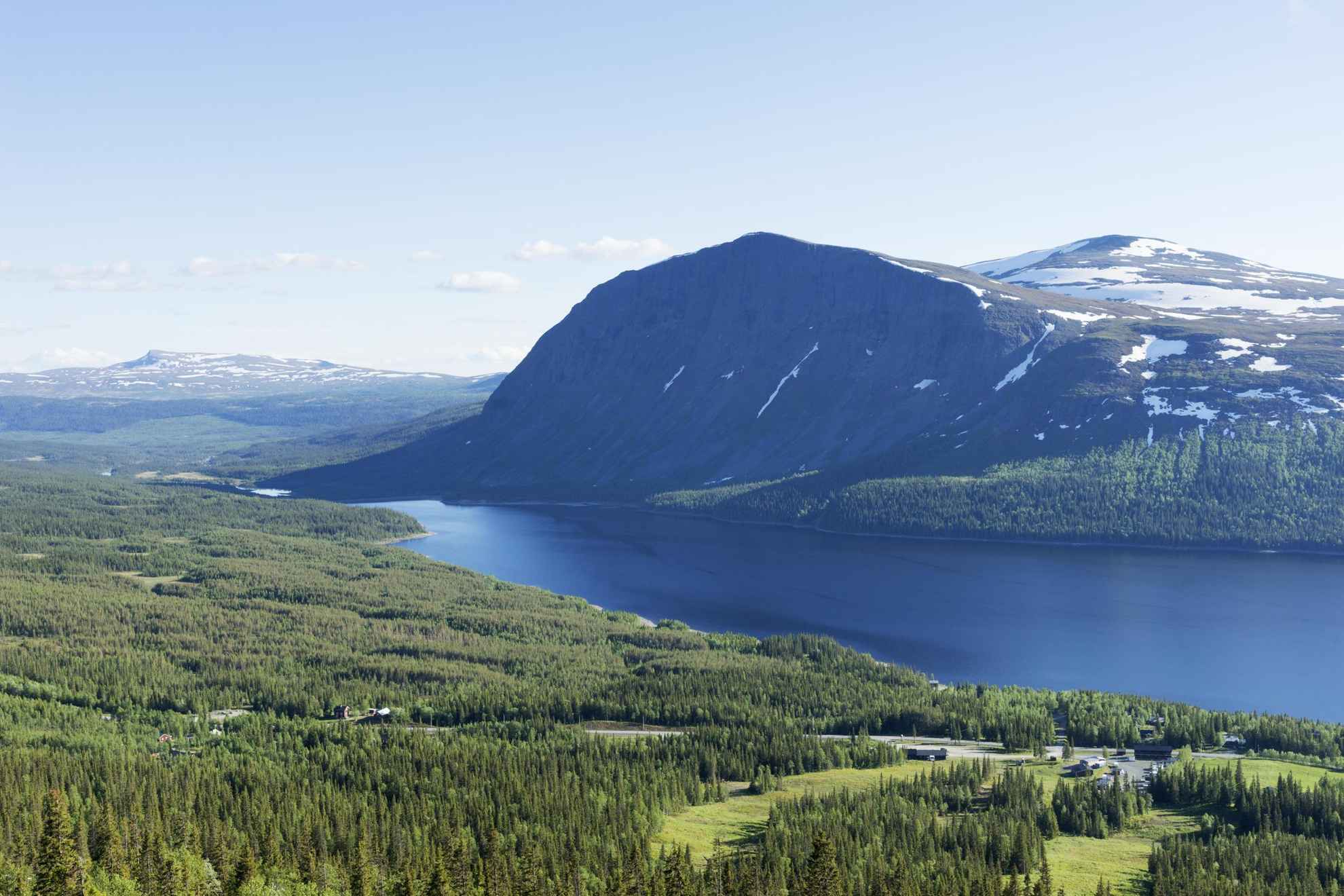 Een schilderachtig uitzicht op een bos, een rivier en een berg die deel uitmaakt van de natuur van Västerbotten.