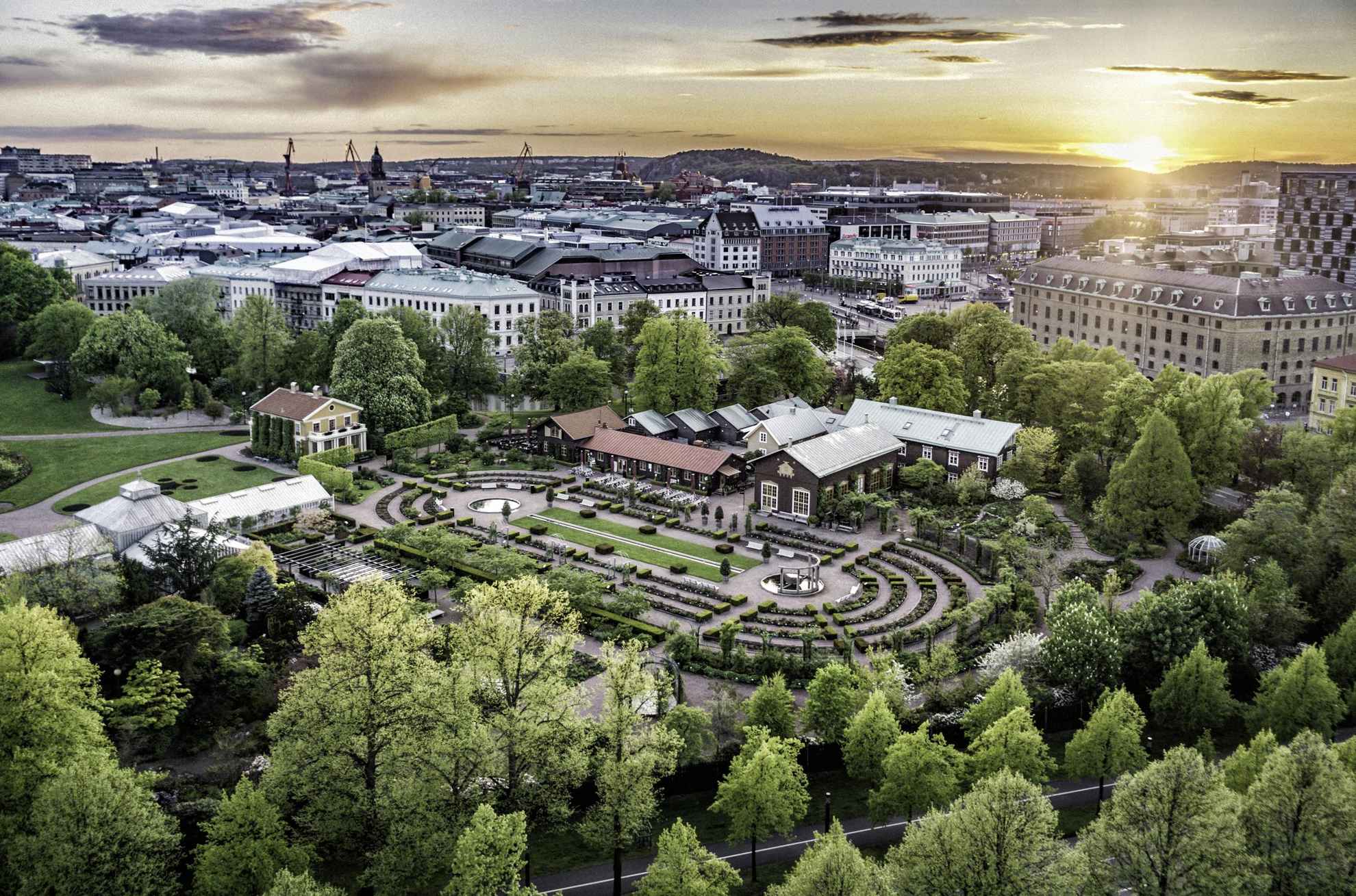 Een luchtfoto van Trädgårdsföreningen, met de stad op de achtergrond.