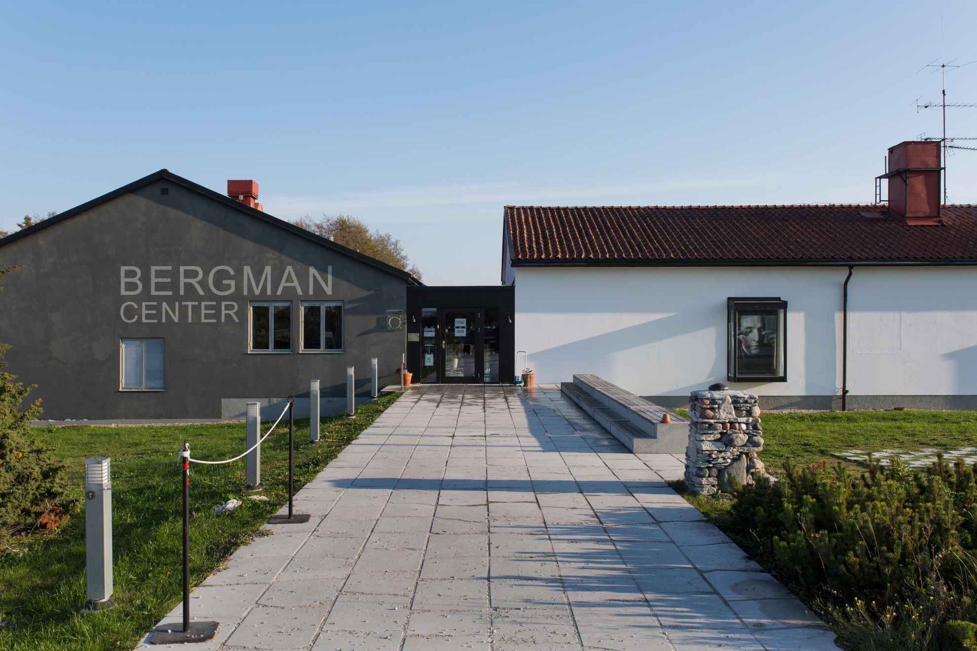 "Bergman centrum" staat op een grijs gebouw dat verbonden is met een wit gebouw.
