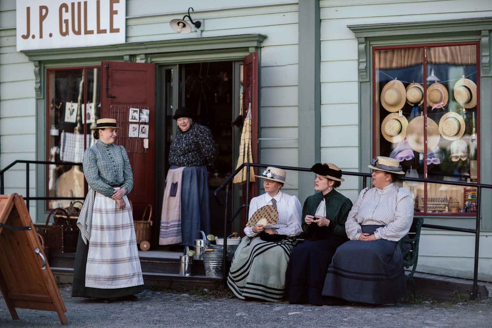 Vrouwen gekleed in 19e-eeuwse kleding in Jämtli Historyland.