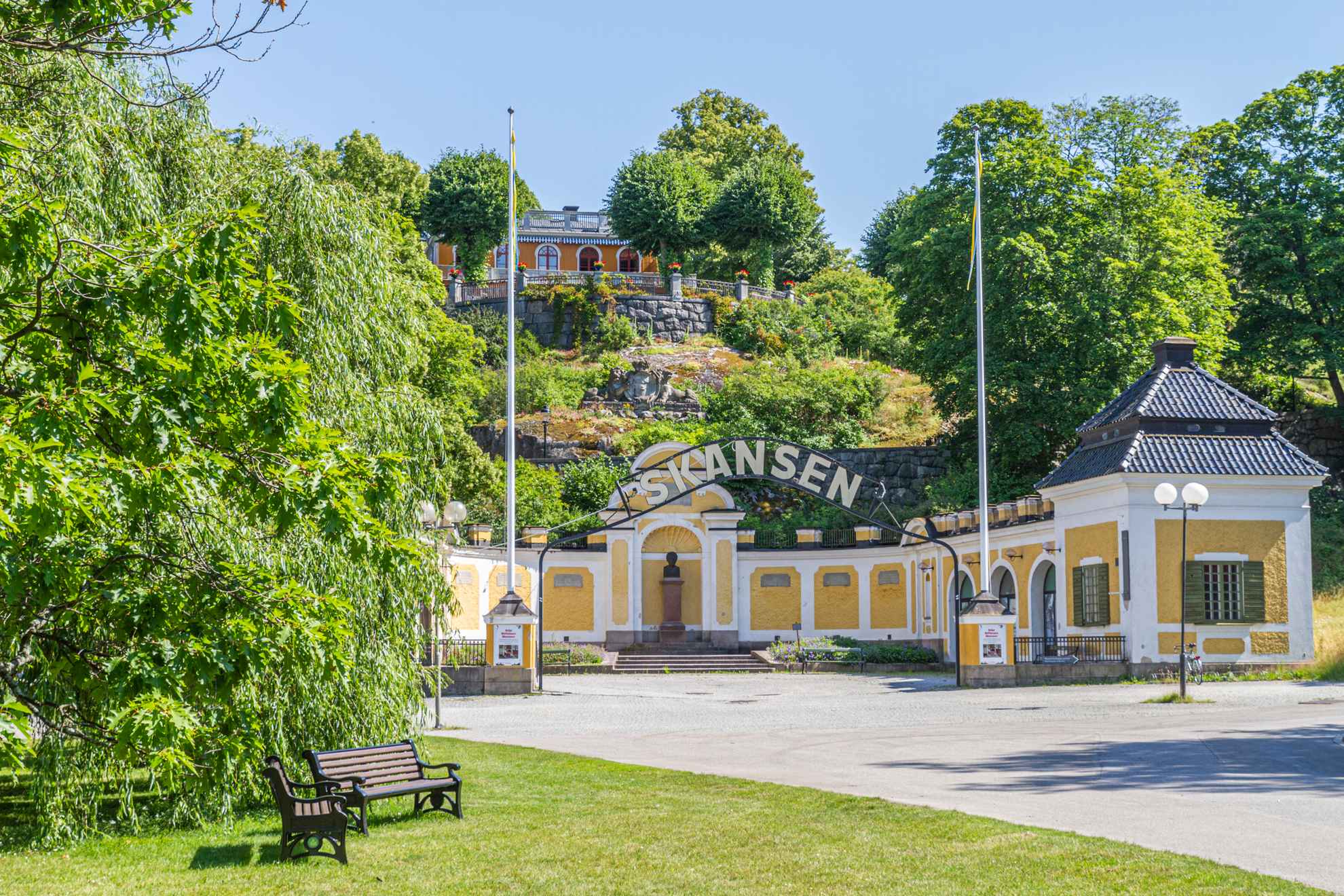 Hazeliusporten bij Skansen, Stockholm, in de zomer.