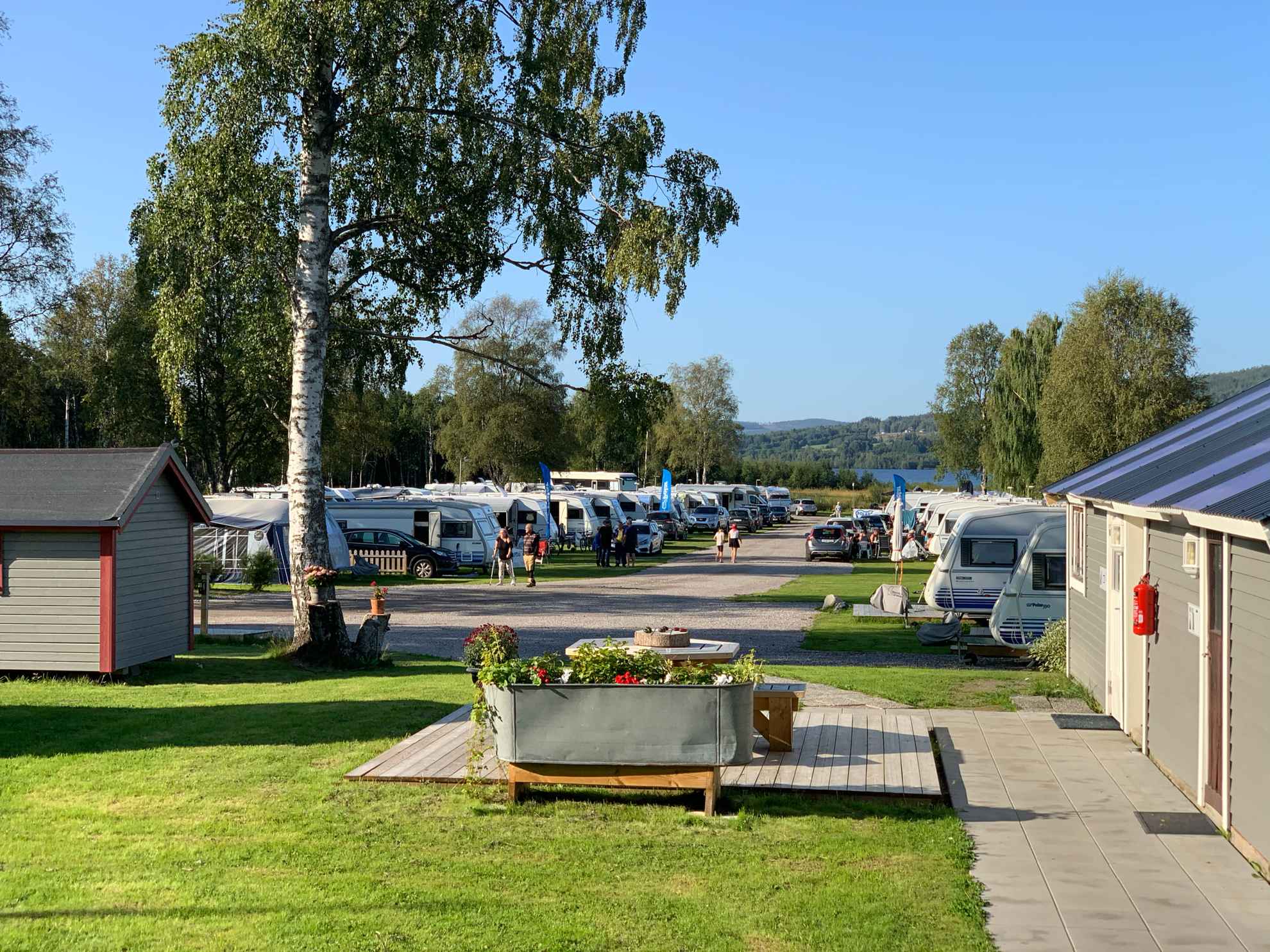 Caravans in een rij geparkeerd op Överhörnäs Camping.