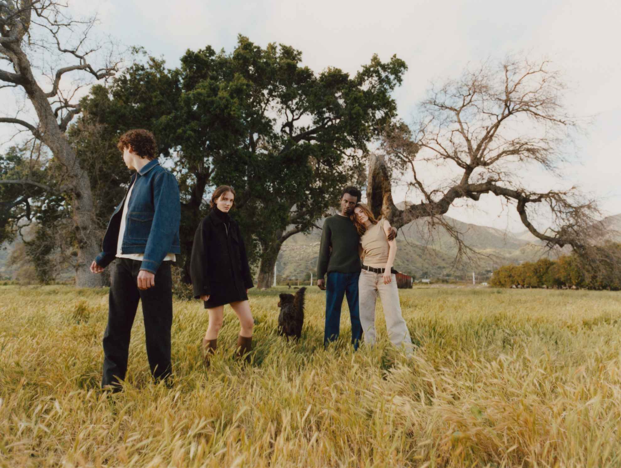 Modellen die Jeanerica-kleding dragen, poseren op een veld.