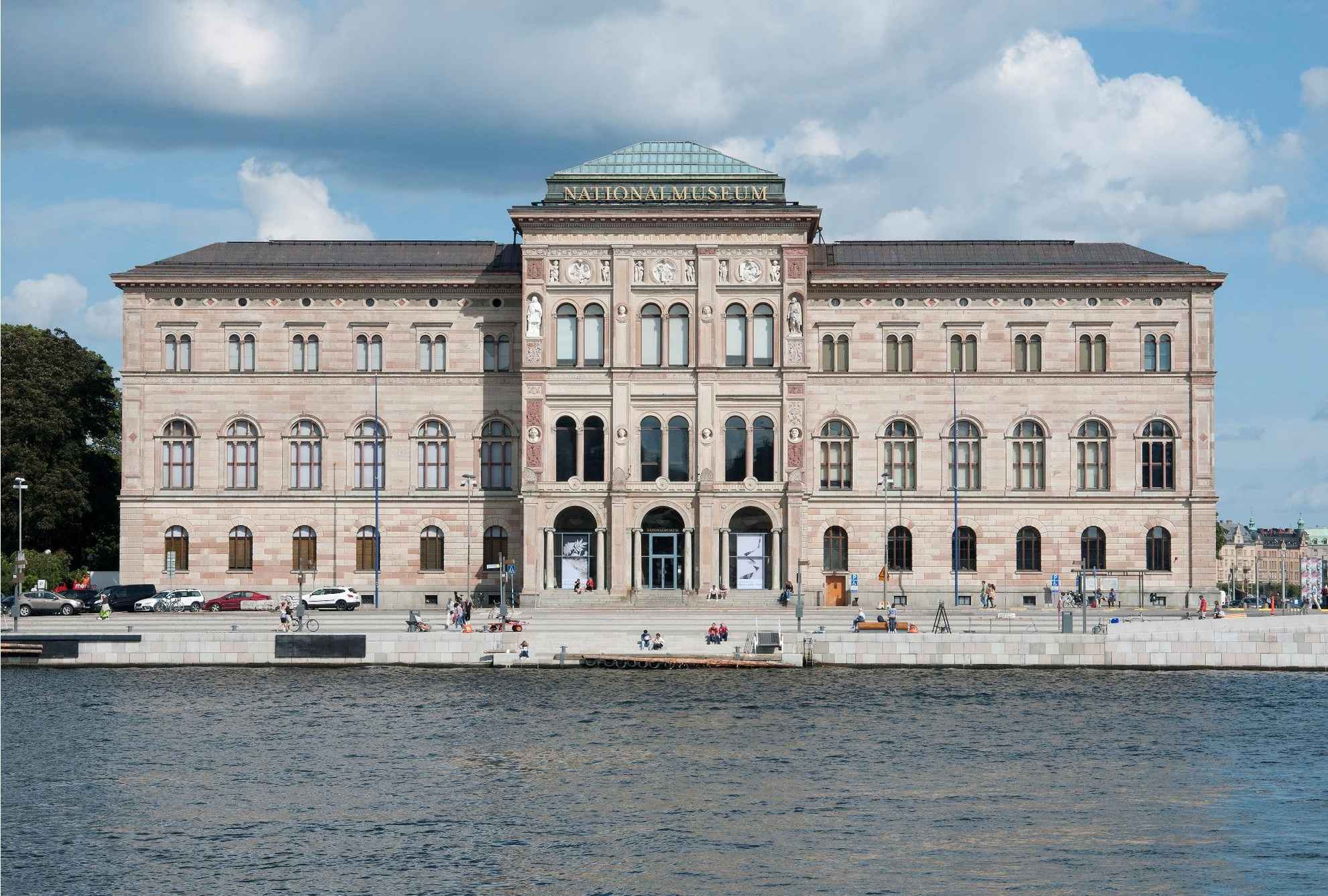 Het historische gebouw waarin het Nationalmuseum in Stockholm is gevestigd, gezien vanaf het water.