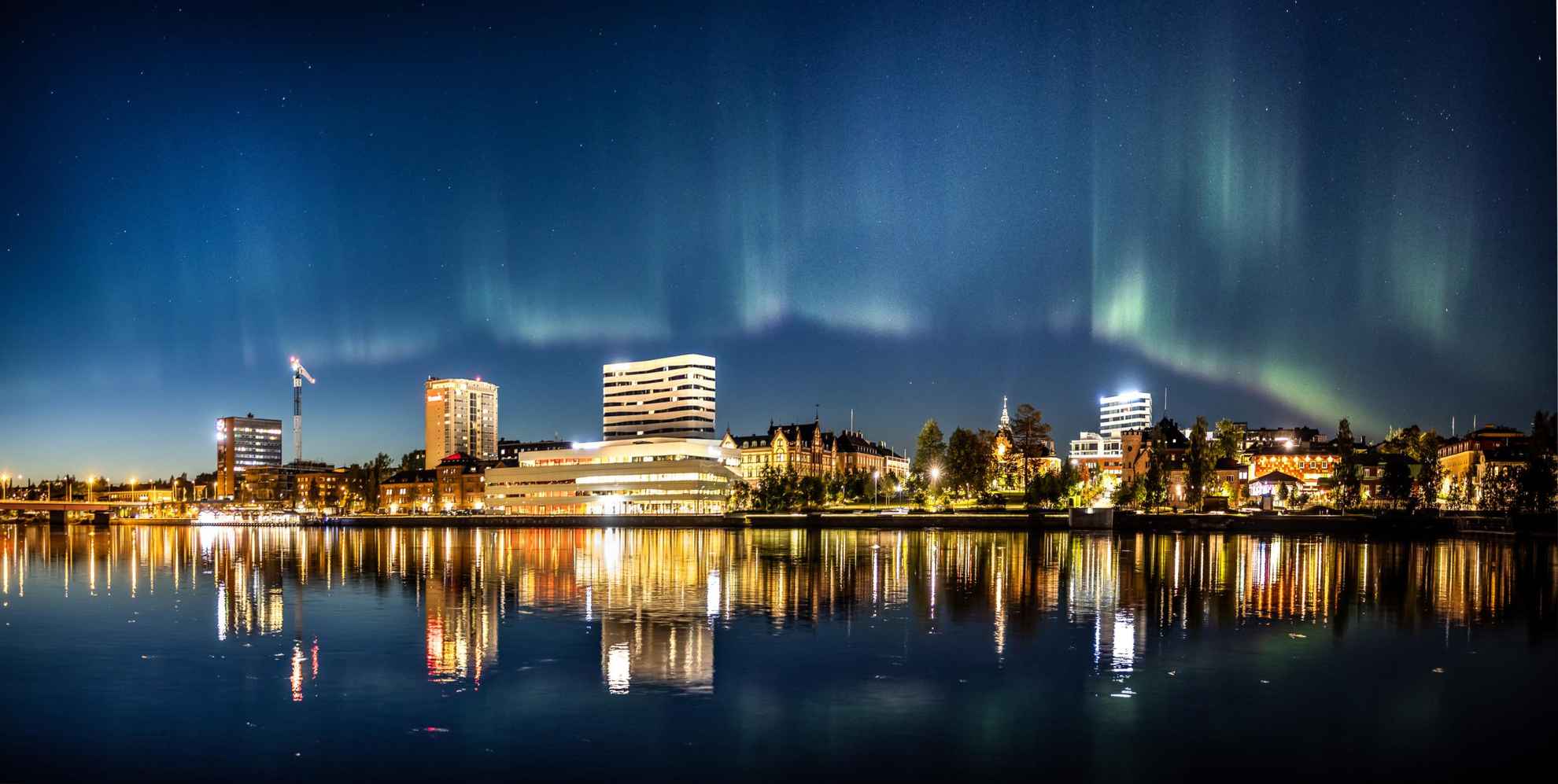 Noorderlicht boven de skyline van Umeå.