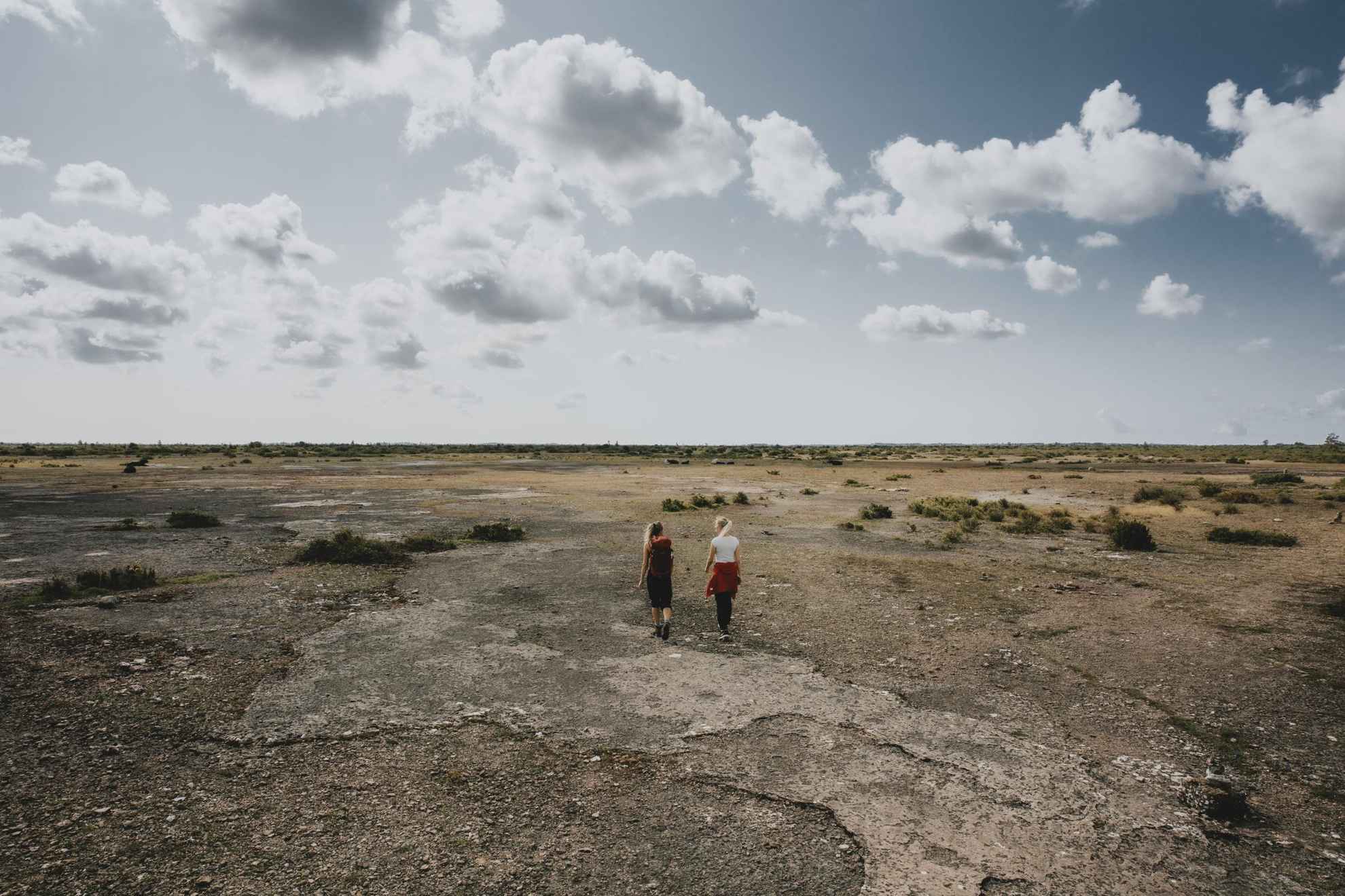 Twee vrouwen wandelen door de Grote Alvar, een plat, kaal kalkstenen terras op het eiland Öland.
