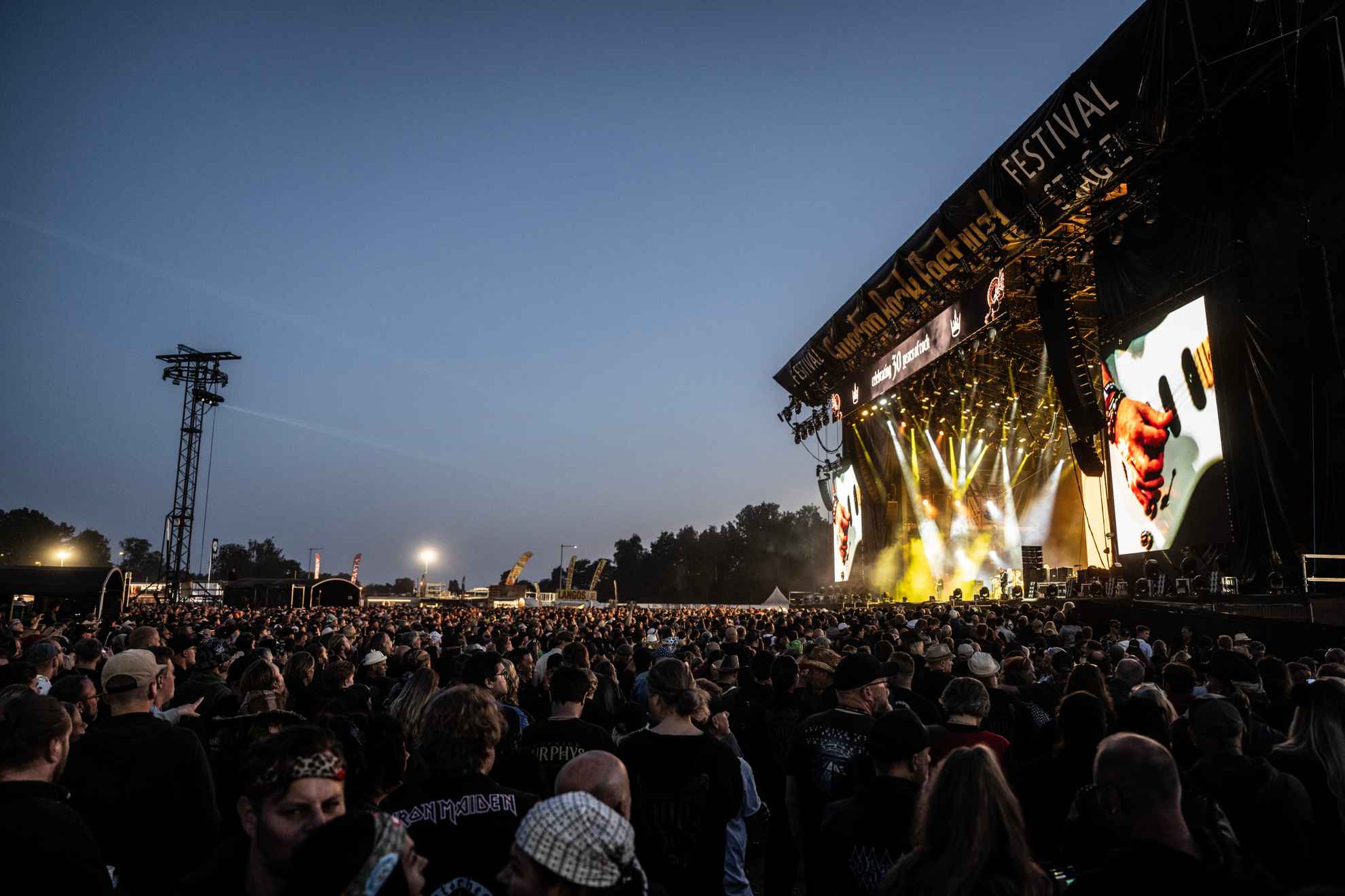 Groot publiek tijdens een rockconcert op het festival Zweden Rock buiten Sölvesborg.