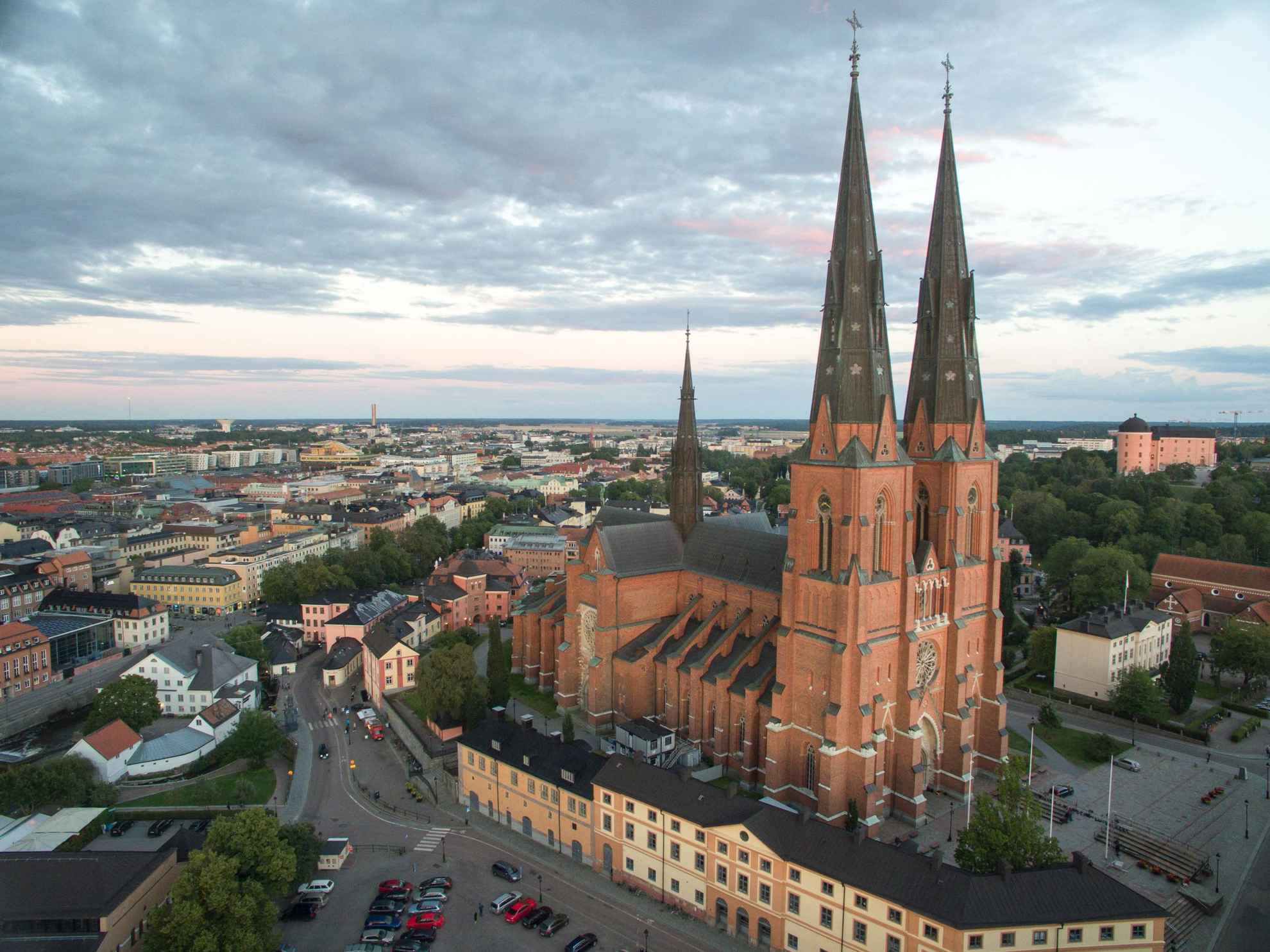 Kathedraal van Uppsala en de stad van bovenaf gezien.