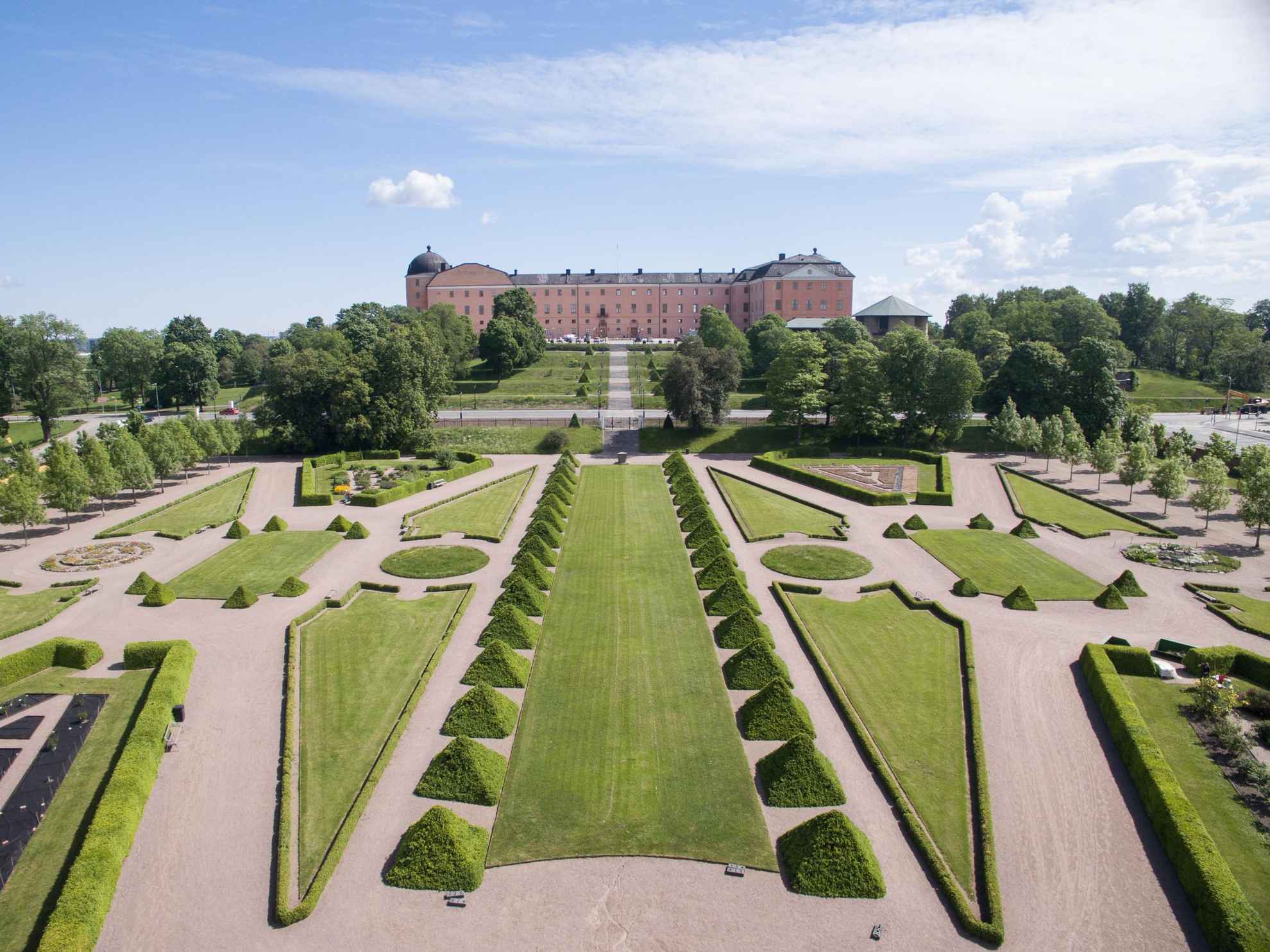 Een prachtige botanische tuin voor het kasteel van Uppsala.