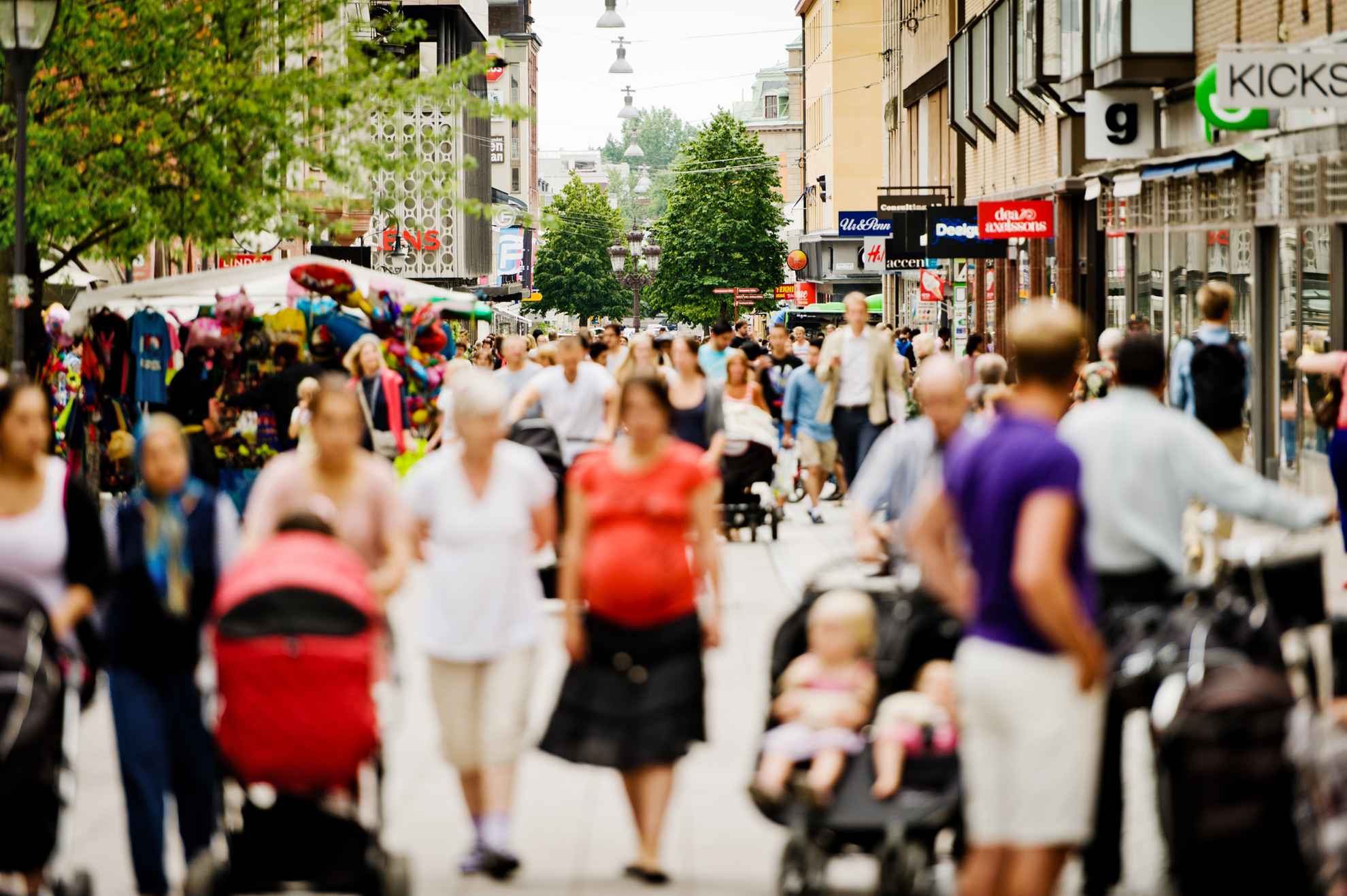 Winkelen in Uppsala in een drukke straat tijdens de zomer.