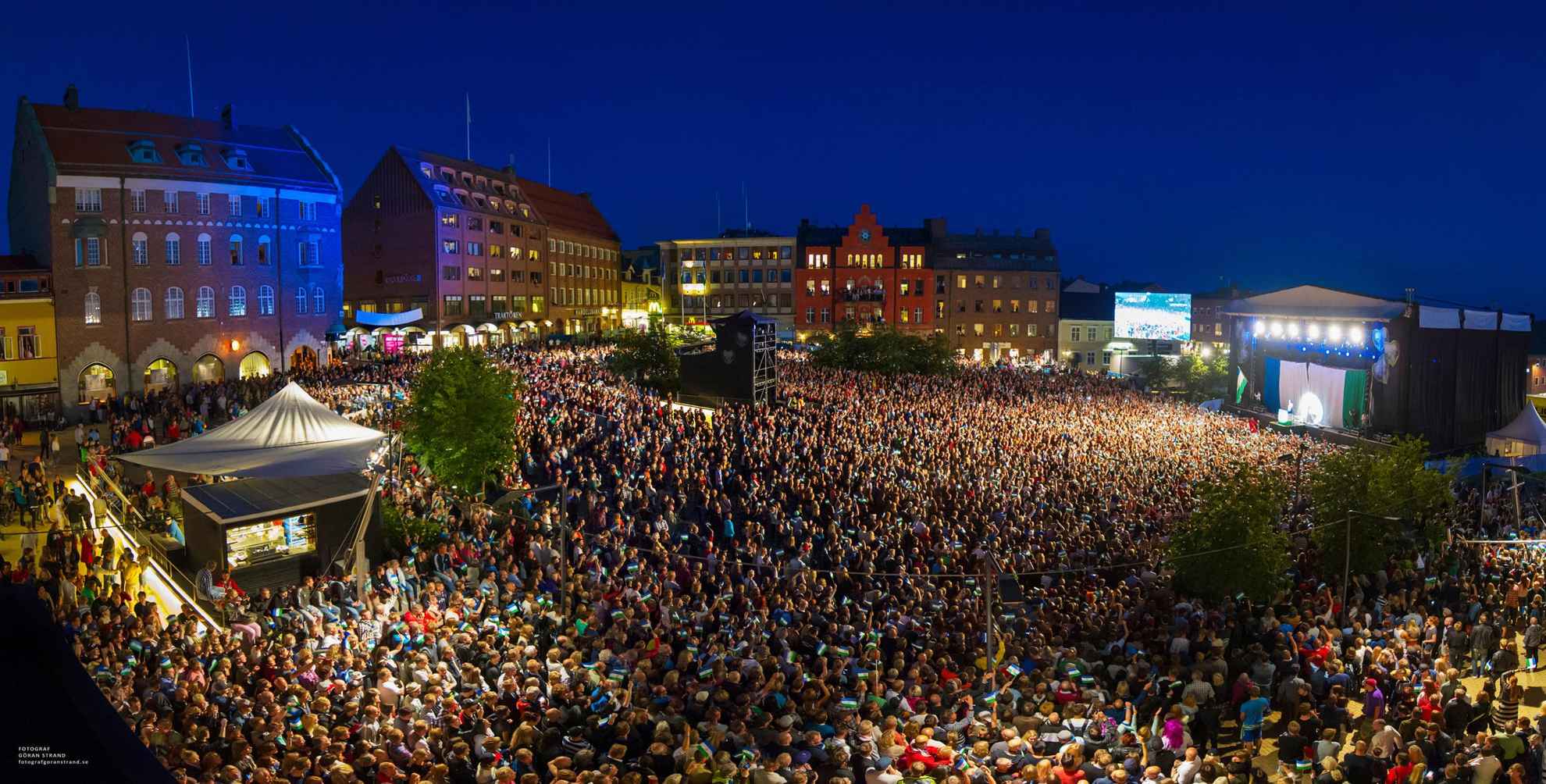 Grote menigte op een muziekfestival op een plein in Östersund.