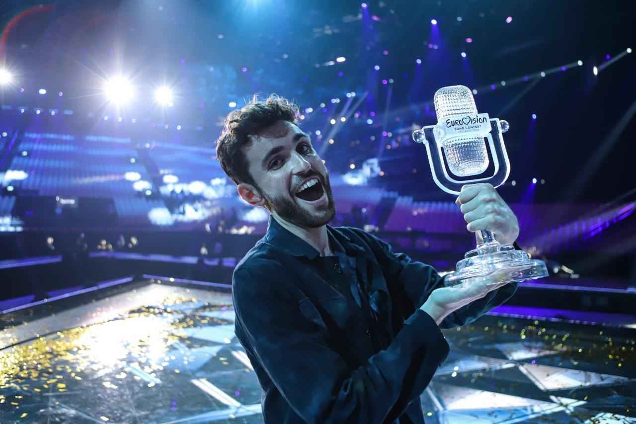Artiest Duncan Laurence op het podium na het winnen van het Eurovisie Songfestival
