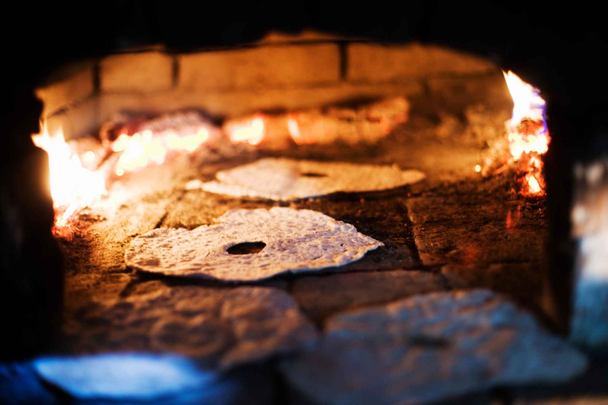 In een oven liggen ronde knäckebröd te bakken.