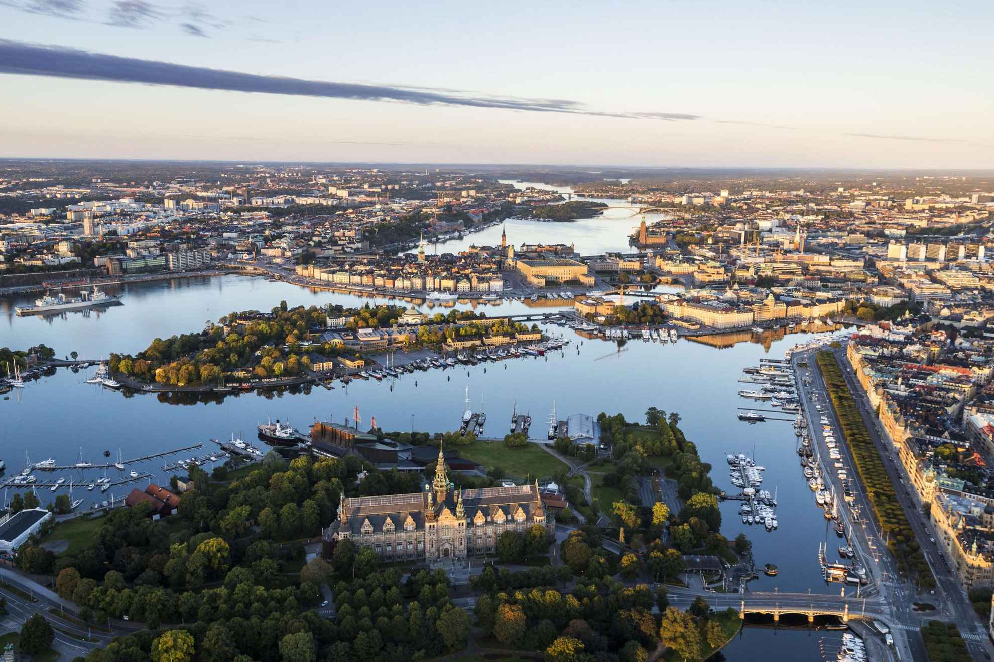 Luchtfoto van water rondom het eiland Djurgården en de boten langs de kades.