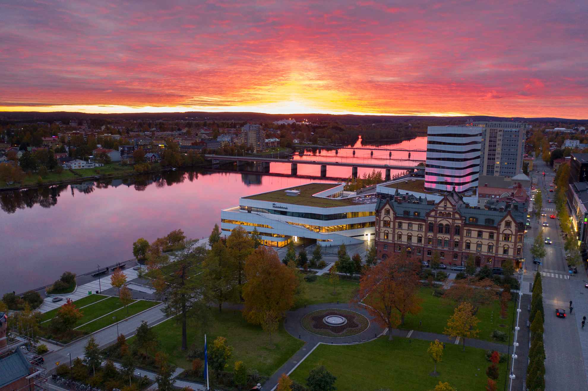 Zonsondergang over de rivier en de stad Umeå.