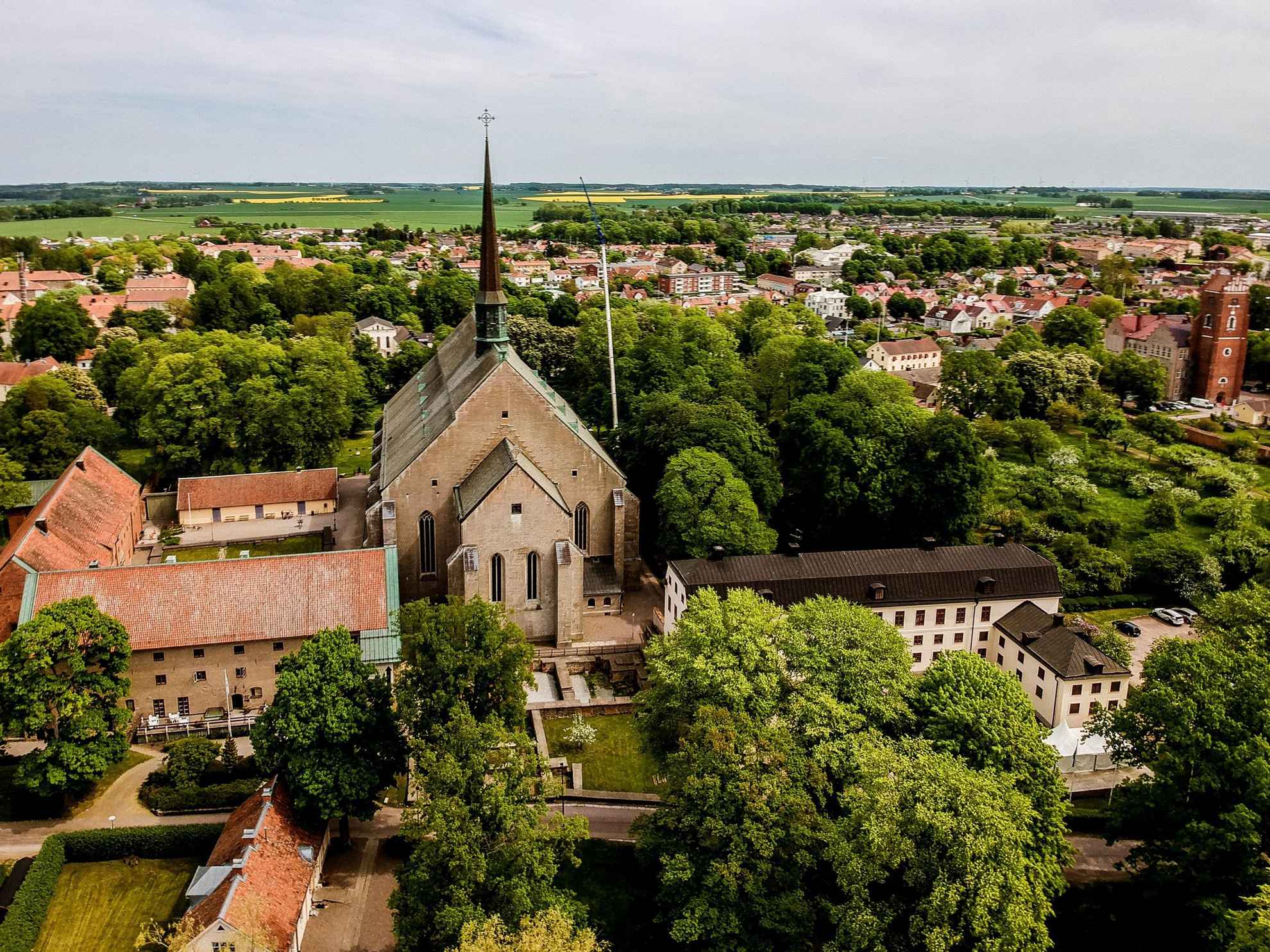 Luchtfoto van het klooster in Vadstena omgeven door groen tijdens de zomer.