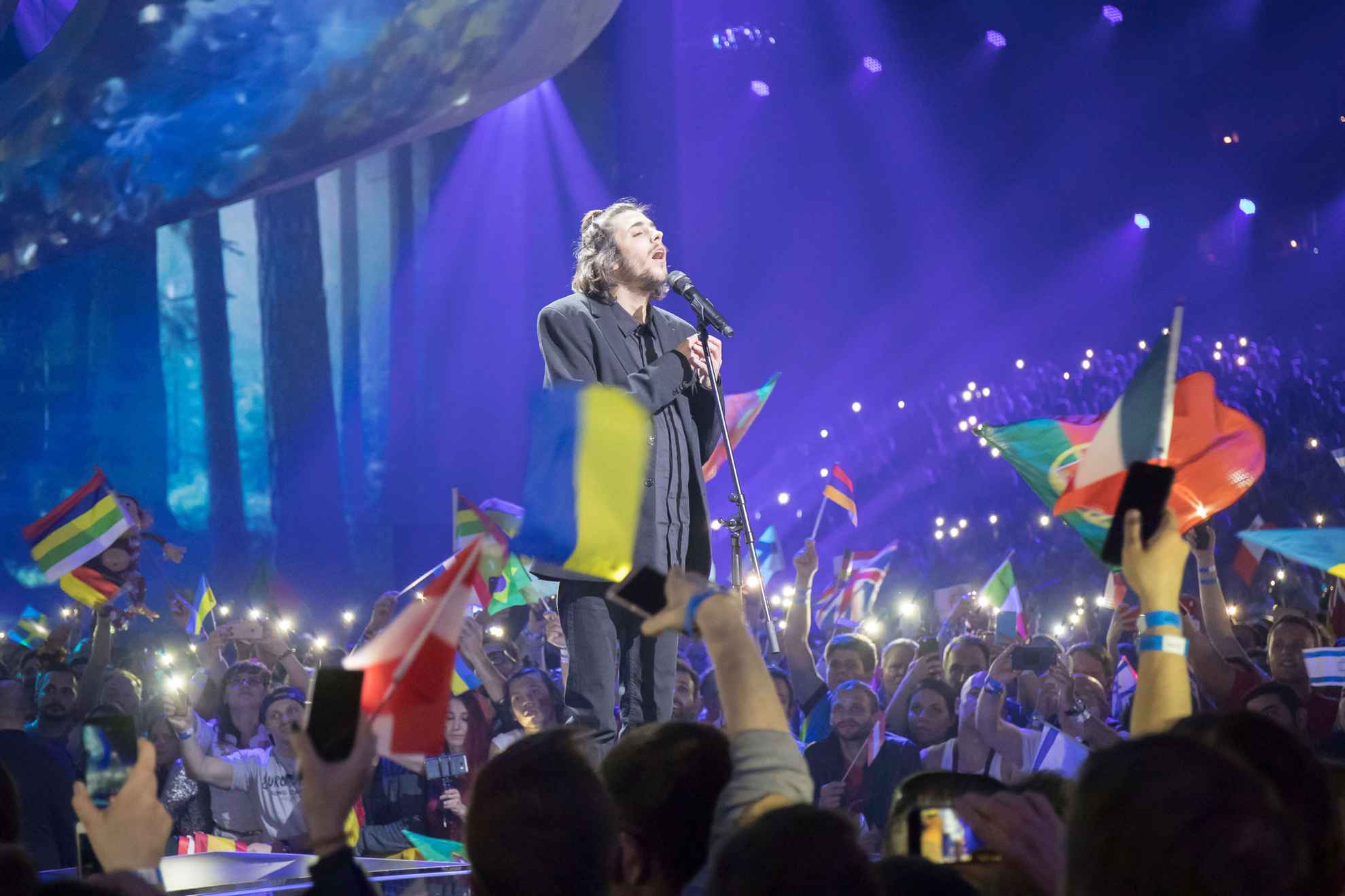 Salvador Sobral, winnaar van het Eurovisie Songfestival 2017, treedt op op het podium.
