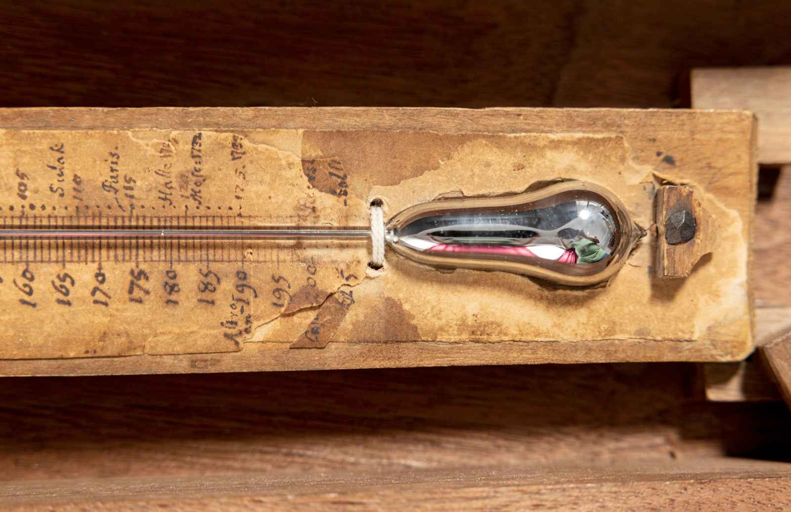 Een foto van Celsius' eigen thermometer in het Gustavianum museum.