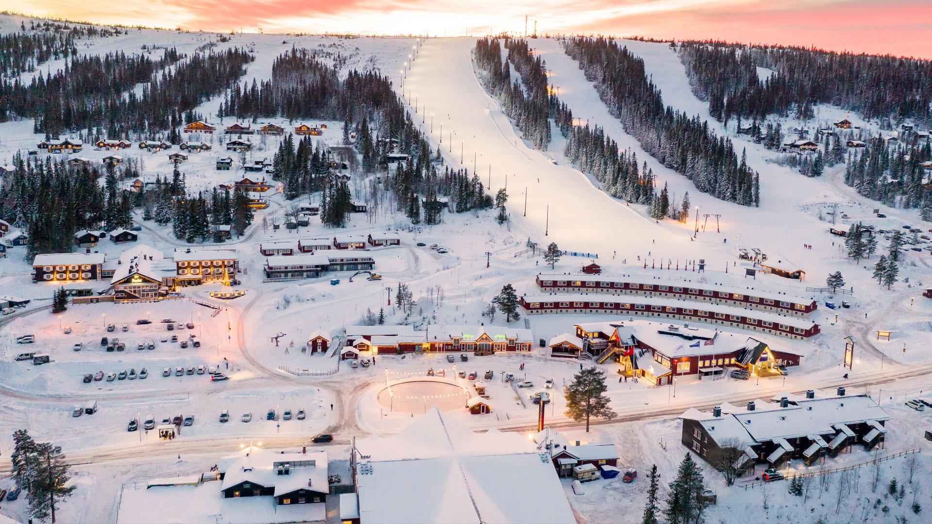 Een luchtfoto van een skiresort in de winter.
