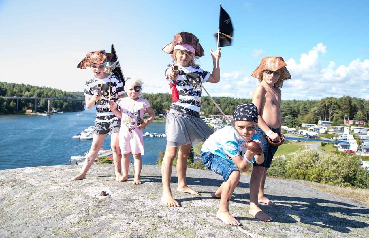 Vijf kinderen verkleed als piraten poseren voor de camera.