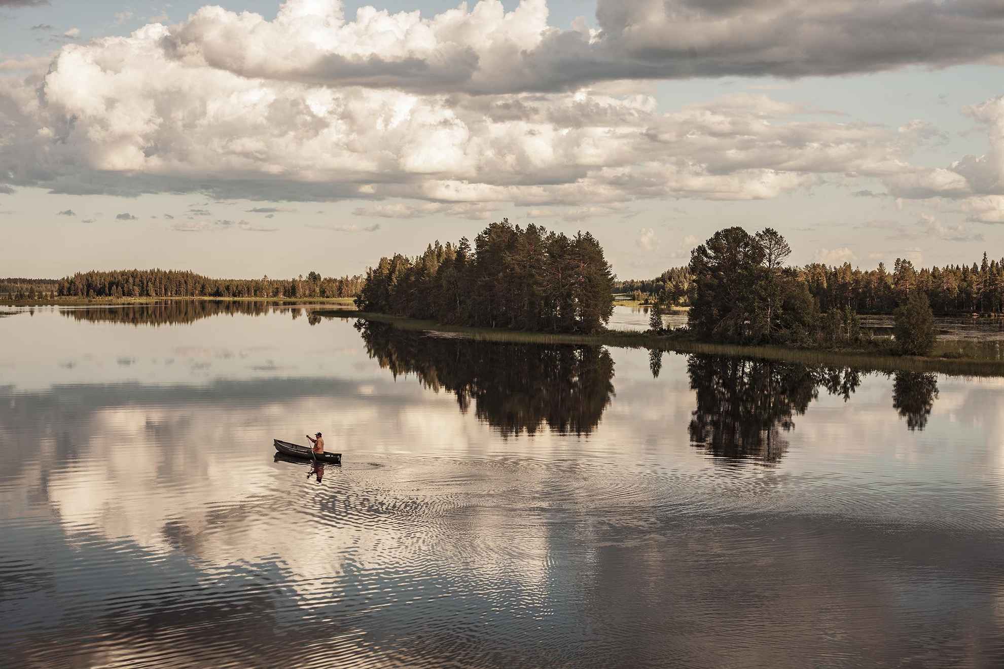 Kanoën op de rivier Juktån in Swedish Lapland.