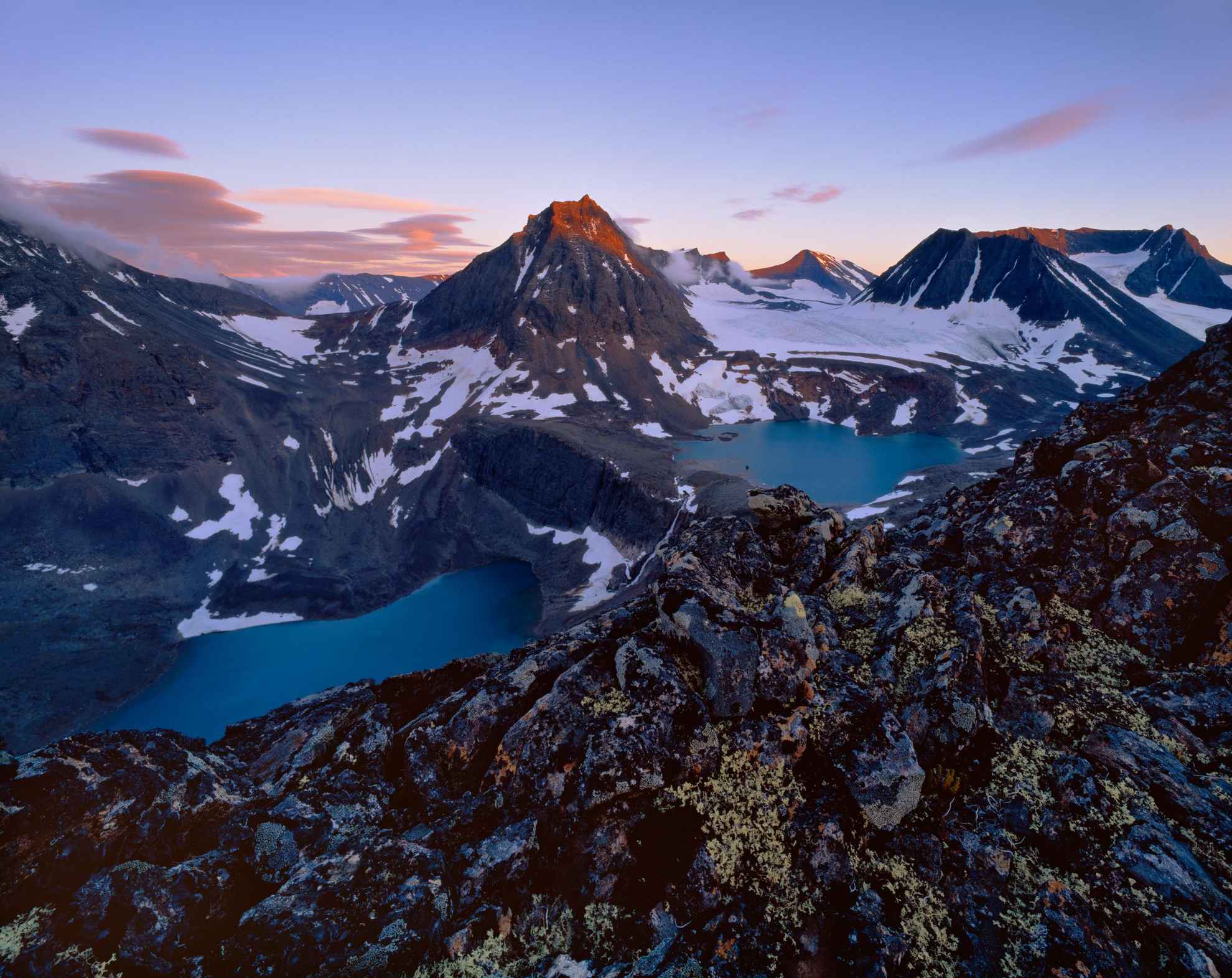 Luchtfoto van het Scandes-gebergte met kale rotsen vermengd met gletsjers.