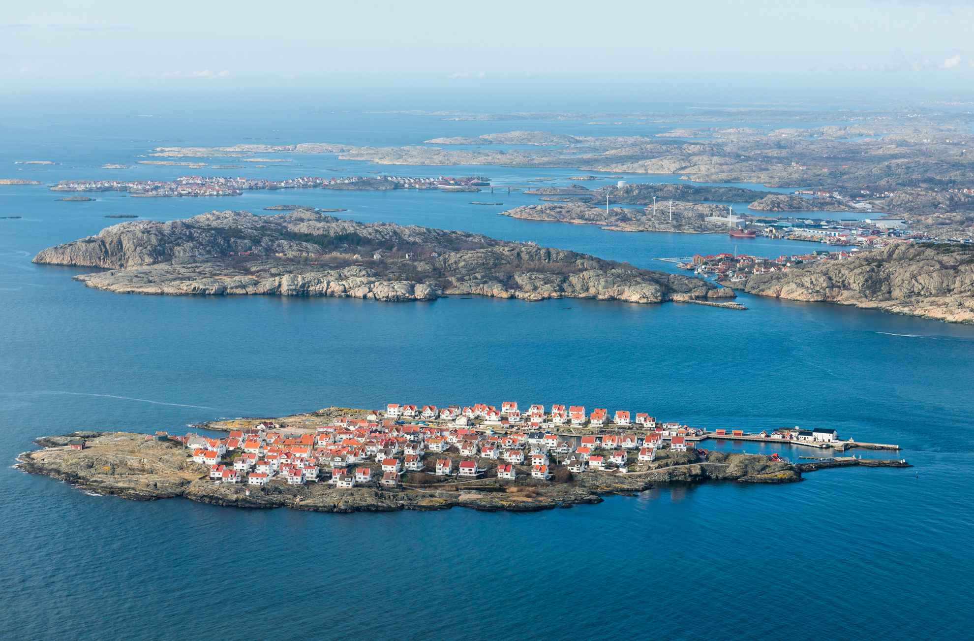 Luchtfoto van het eiland Åstol in Bohuslän. Het eiland staat vol met witte huizen.