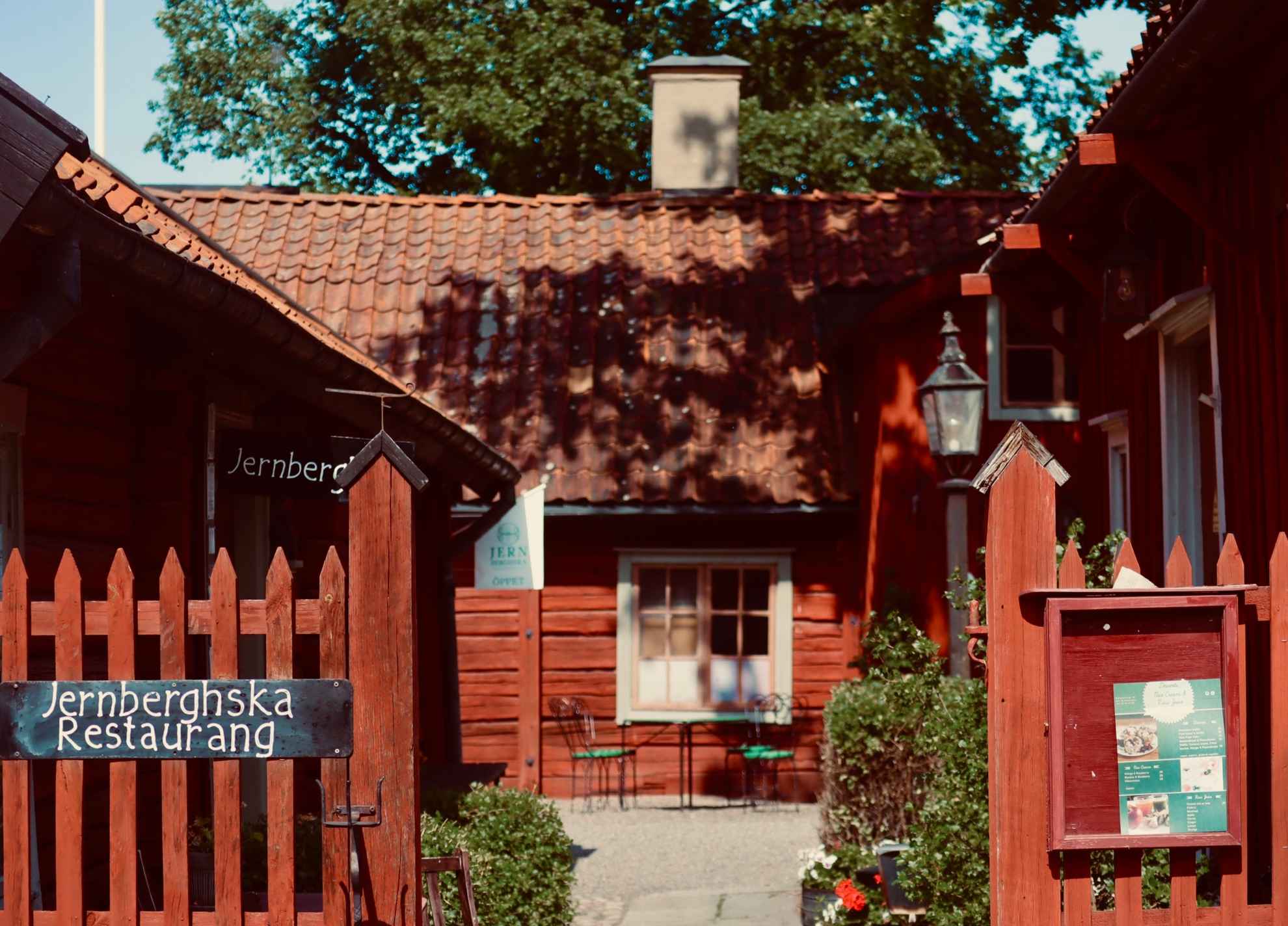 Rode hekken voor rode houten huizen in het openluchtmuseum Rademacher Forges in Eskilstuna.