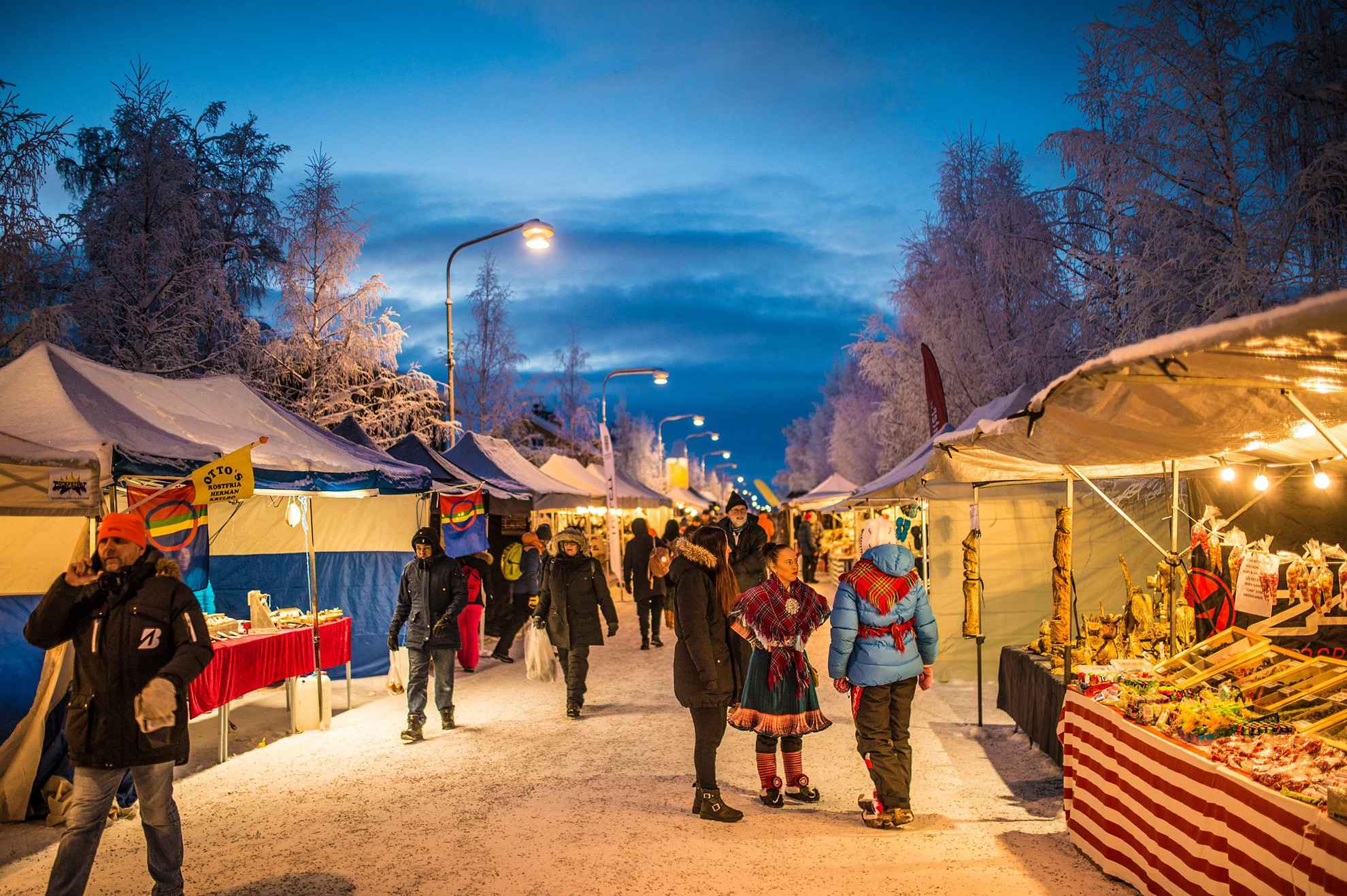 Mensen op een openluchtmarkt in de sneeuw.