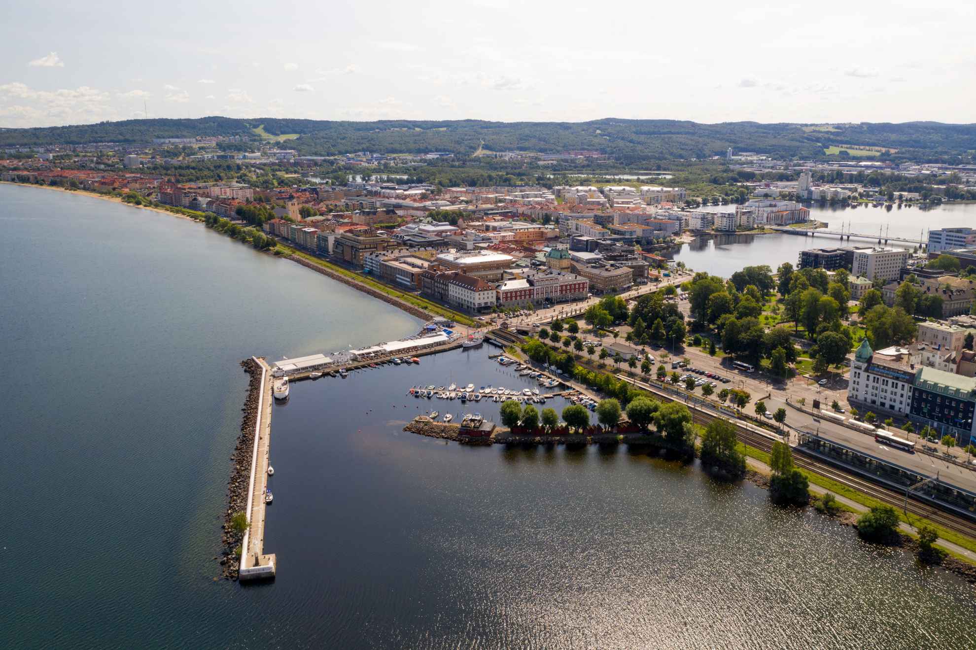 Luchtfoto van de stad Jönköping met de lange pier die naar het Vätternmeer leidt.