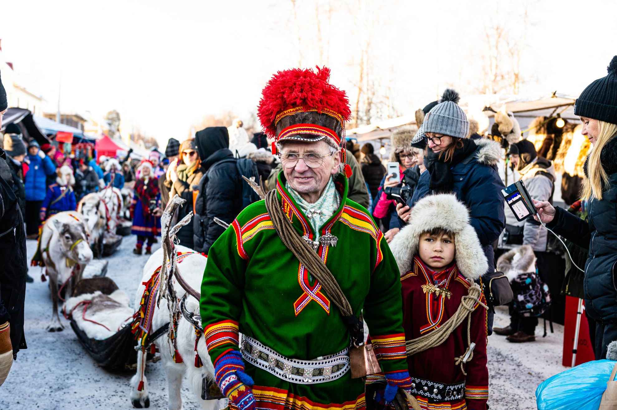 Per Kuhmunen draagt traditionele sami-kleding op de Jokkmokk Winter Market.