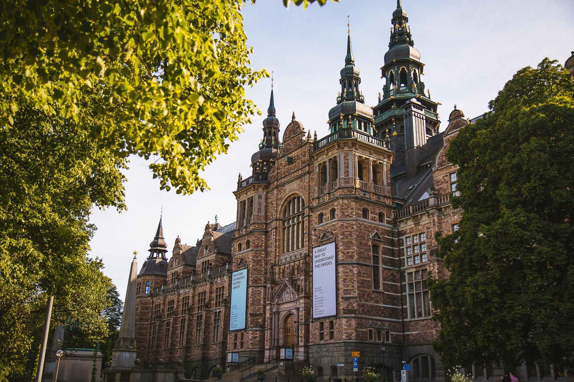 Buitenaanzicht van het Noordse Museum in neoklassieke stijl over meerdere verdiepingen en met talrijke torens.