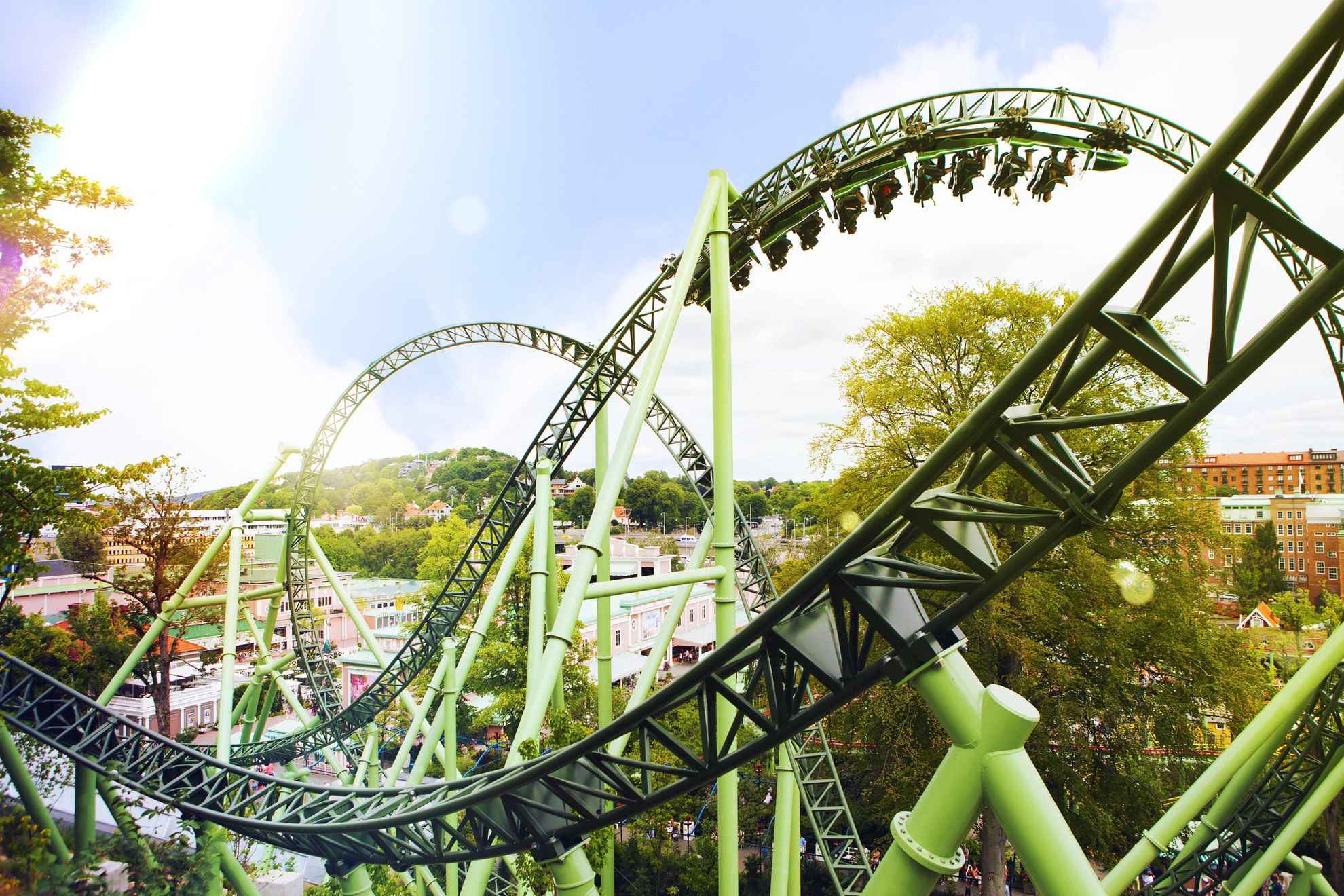 Een rollercoaster in een groene omgeving.