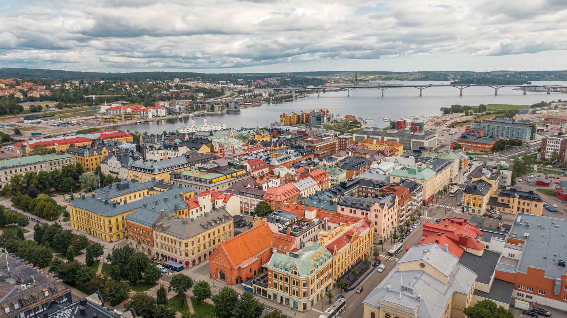 Luchtfoto van de stad Sundsvall. Op de achtergrond is een lange brug te zien.