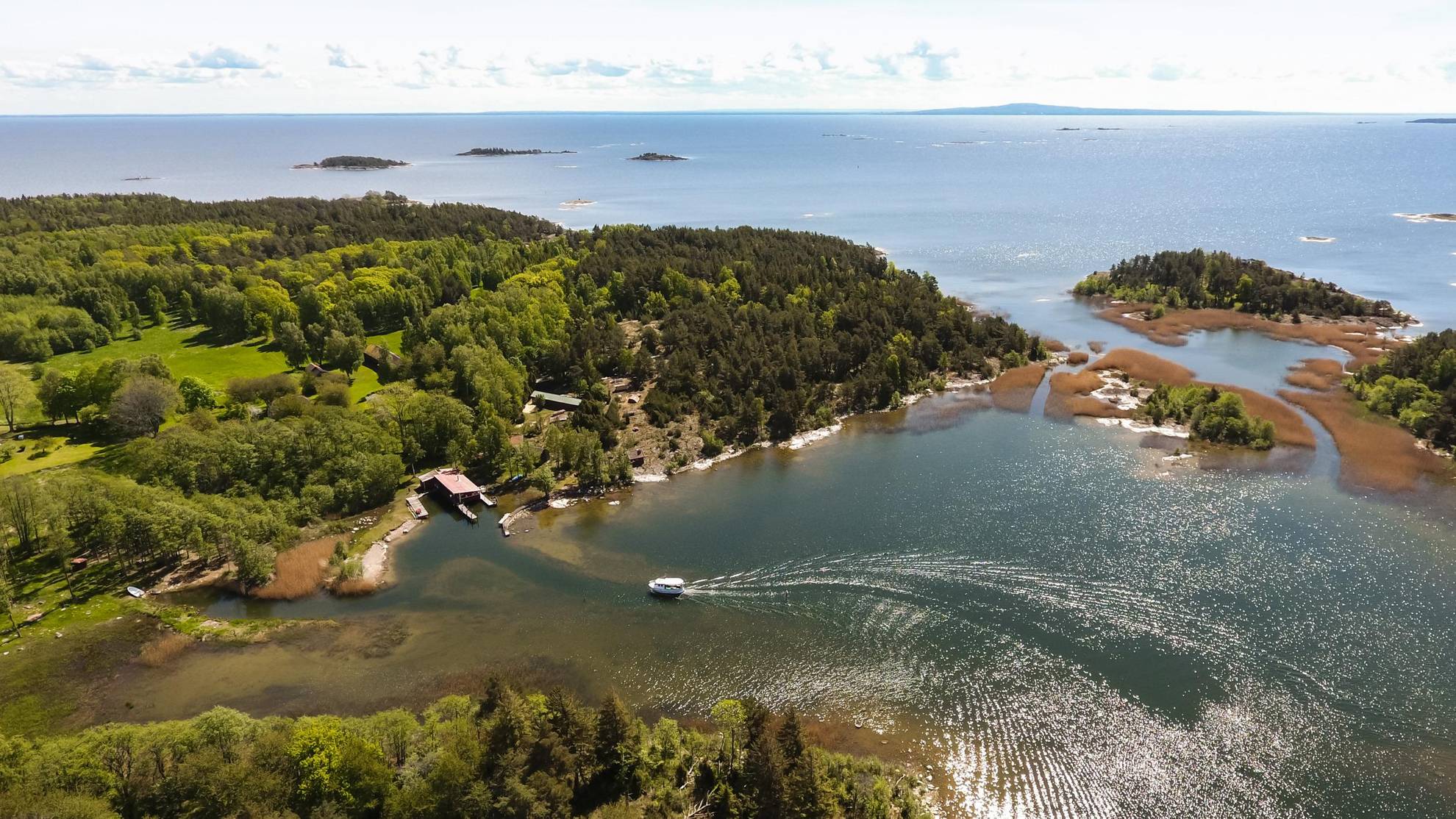 Een luchtfoto van een archipel in het meer Vänern tijdens de zomer.