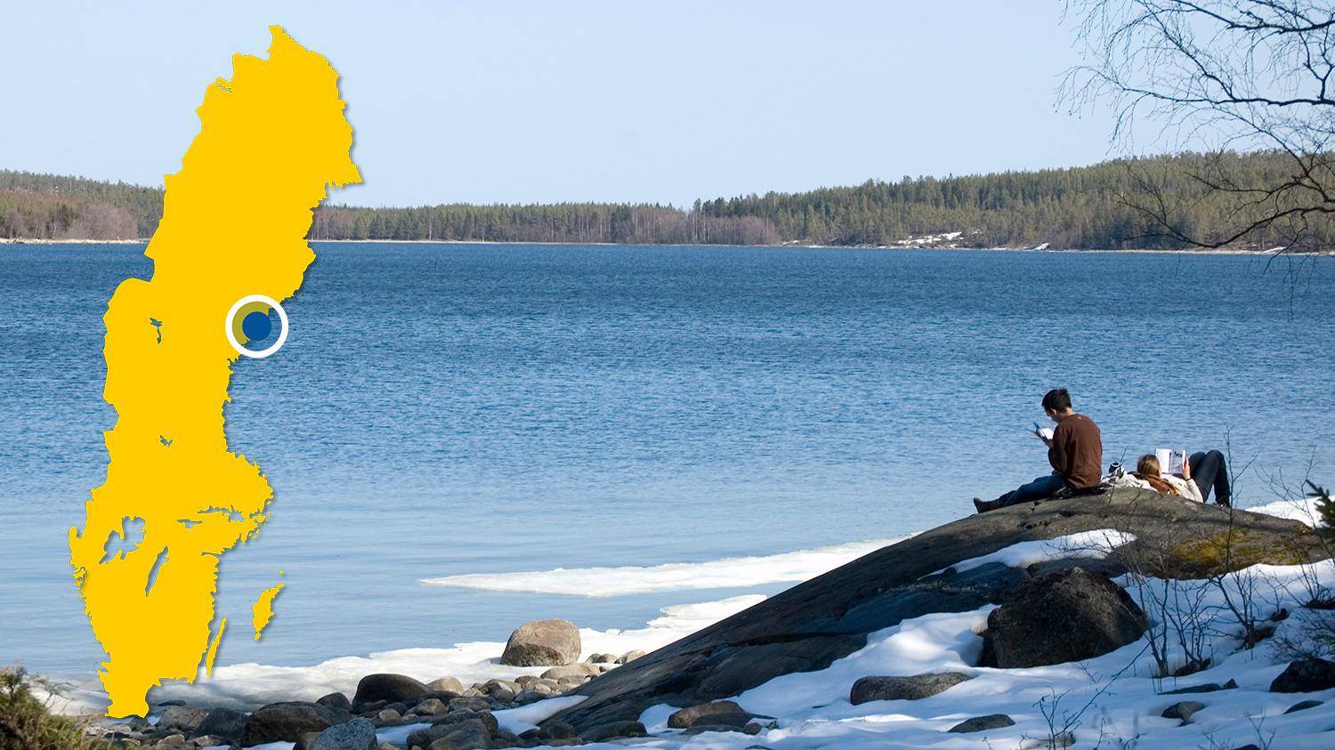 Twee mensen zitten op een klif in de buurt van het water en lezen in de winter boeken in de zon. Er is een gele kaart van Zweden met een blauwe stip die de locatie van Bodviken aangeeft.