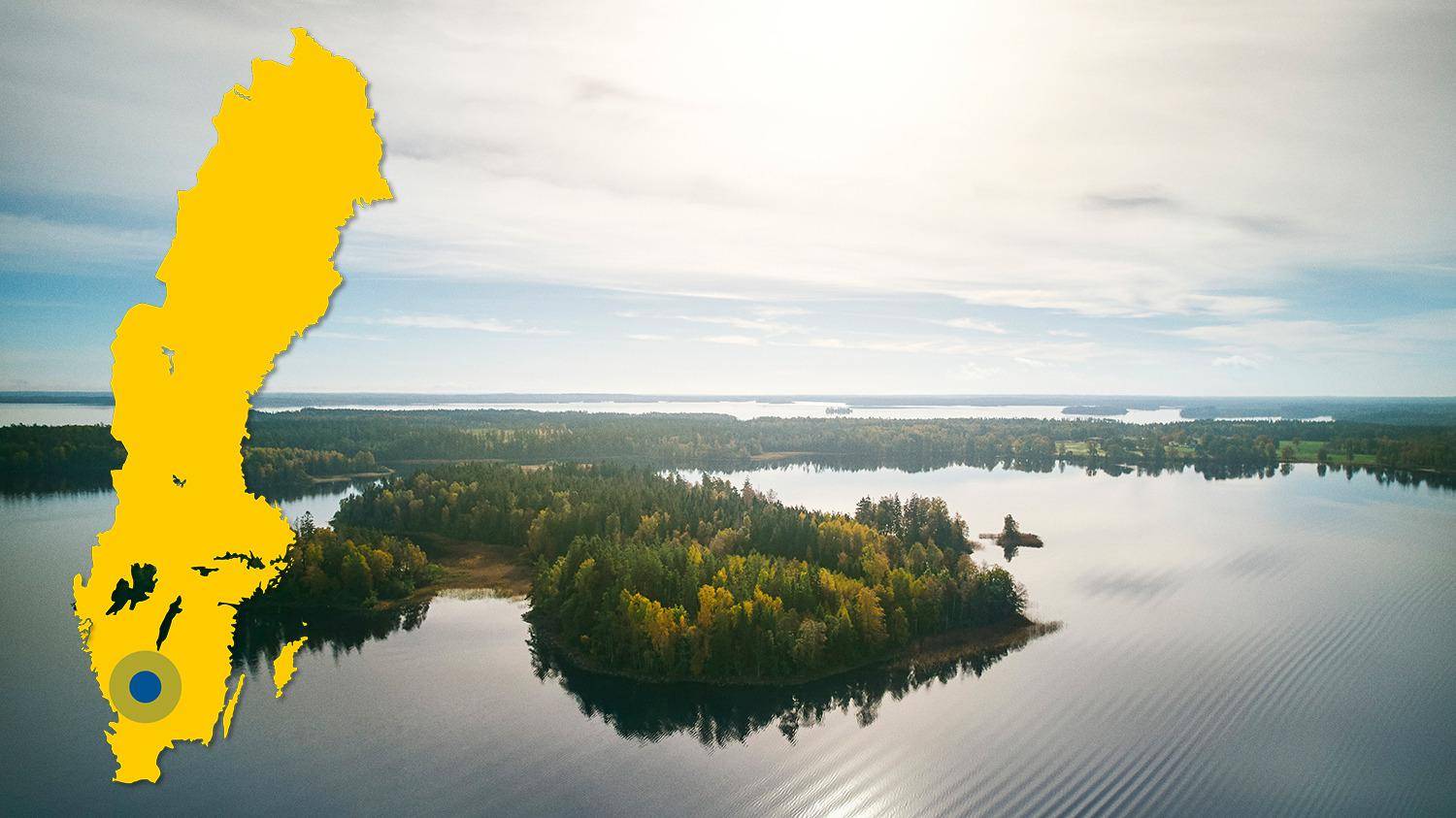 Een luchtfoto van het meer van Bolmen en zijn eilanden. Er is een gele kaart van Zweden met een blauwe stip die de locatie van het meer van Bolmen aangeeft.