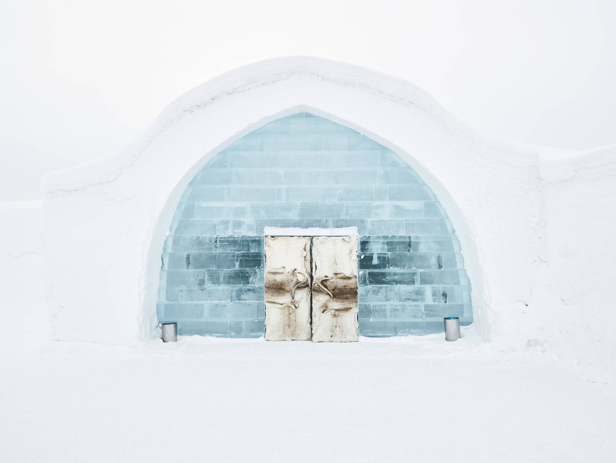 De ingang van het ijshotel is gemaakt van ijs, aangestampte sneeuw, rendierhuid en gewei.