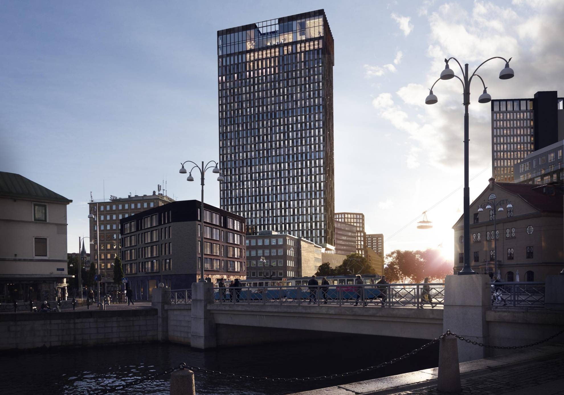 Clarion Hotel Draken omgeven door andere gebouwen in Göteborg.